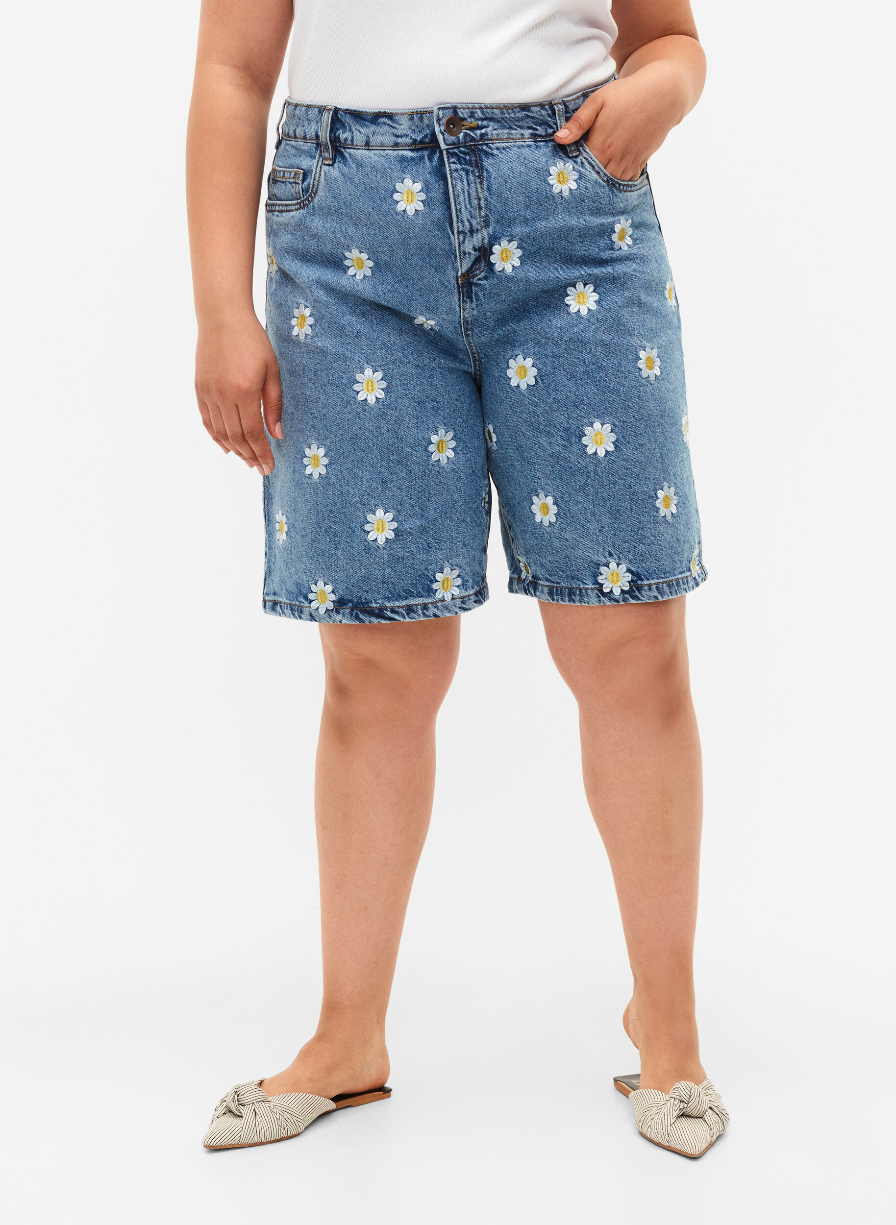Zizzi Short Mille &agrave; taille haute avec fleurs brod&eacute;es, Light Blue Flower, Model image number 2