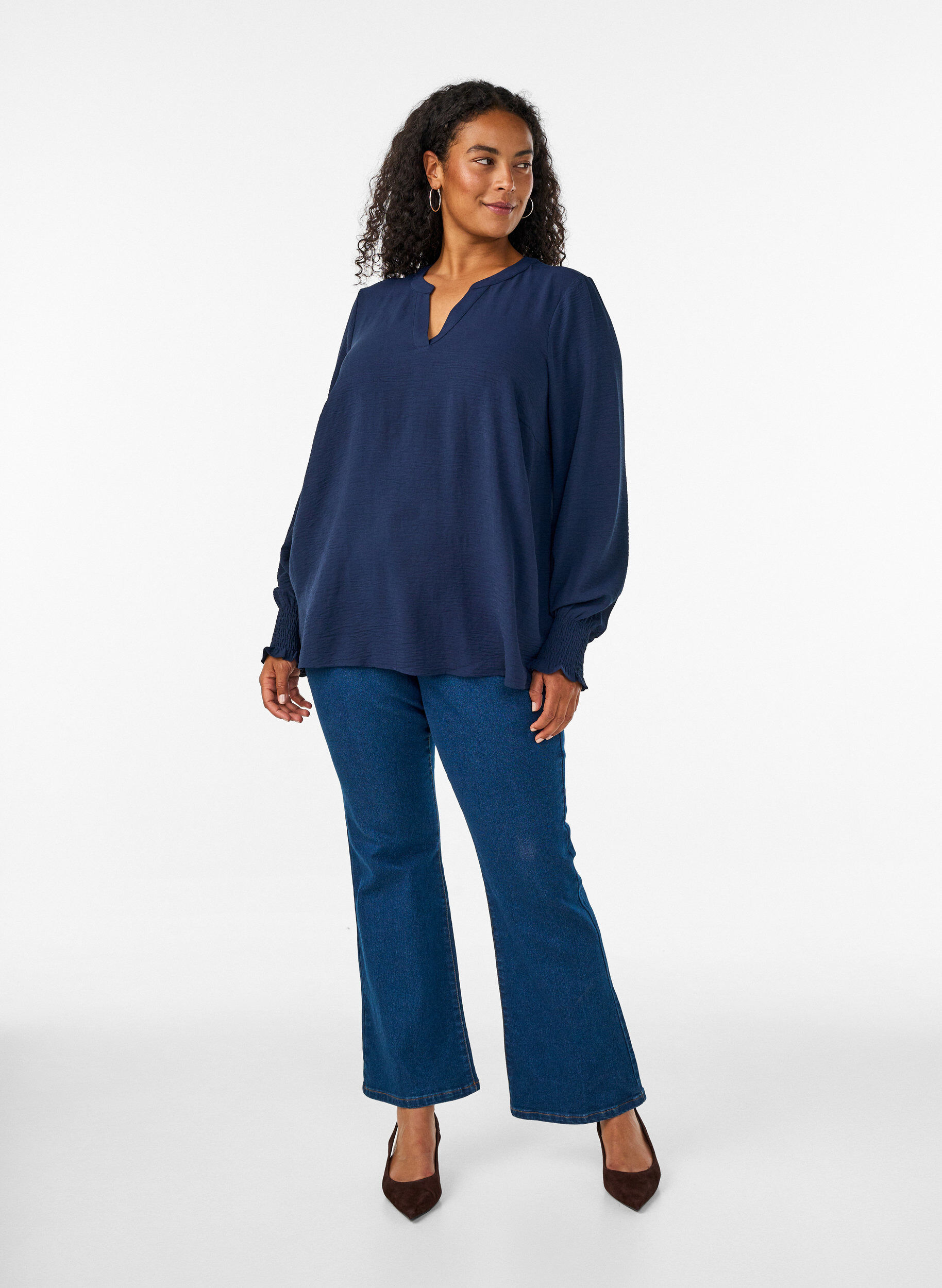 ZizziBlouse avec poignets smock&eacute;s et col en V, Bleu, Model image number 1