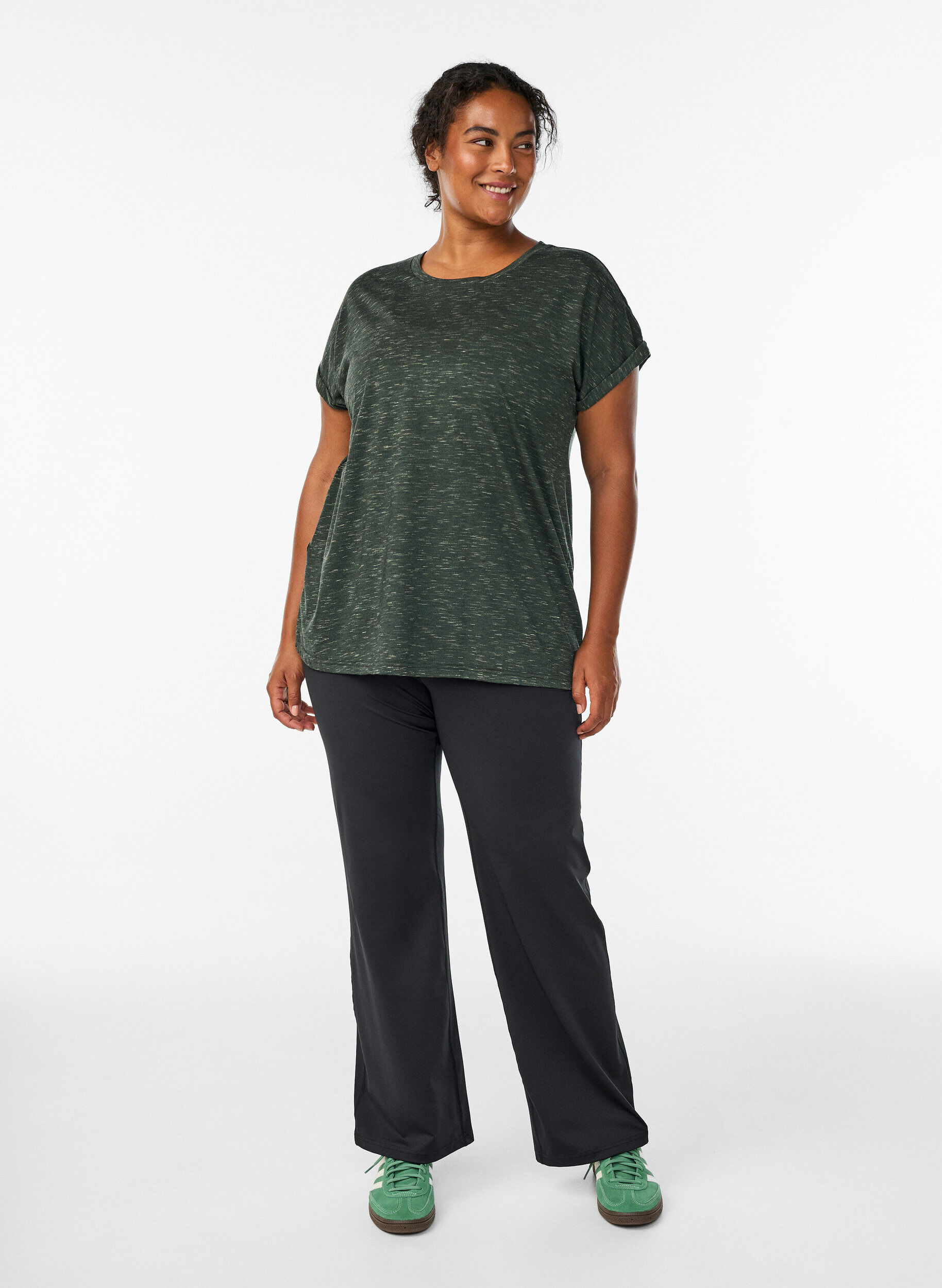 Zizzi T-shirt d'entra&icirc;nement ample &agrave; manches courtes, Vert Kaki, Model image number 1