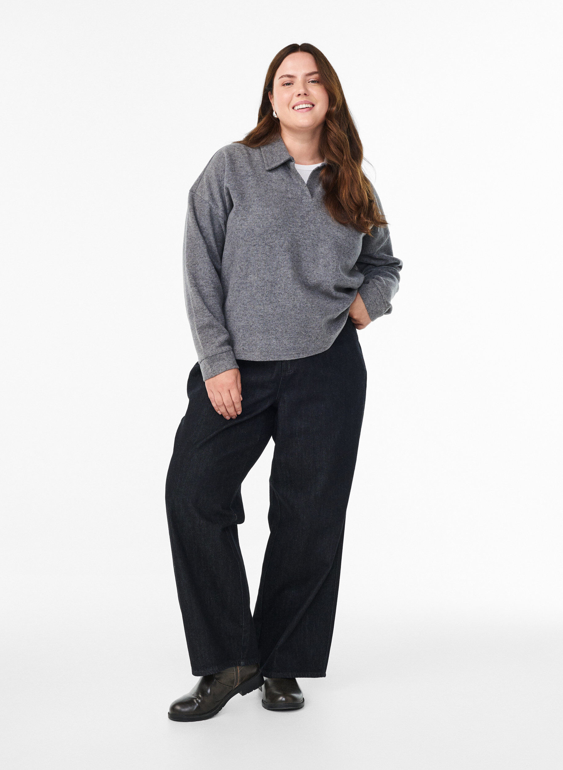 Zizzi Jersey-Bluse mit Kragen und V-Ausschnitt, Grau, Model image number 1