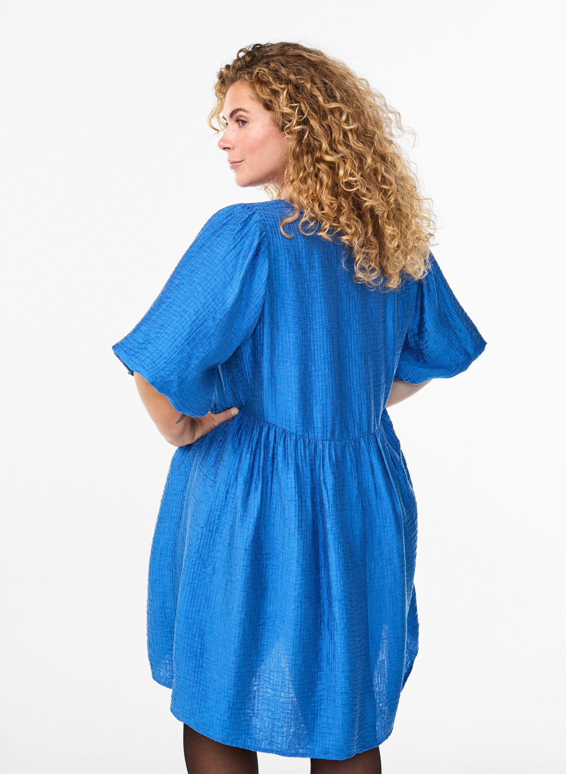 Zizzi Robe courte textur&eacute;e &agrave; manches courtes bouffantes, Bleu, Model image number 2