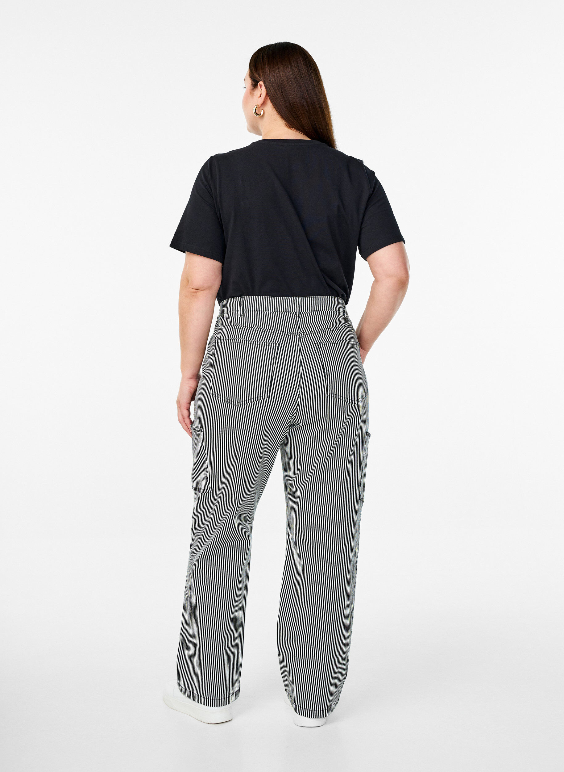 Zizzi Jeans cargo ray&eacute;s taille haute, Noir, Model image number 1