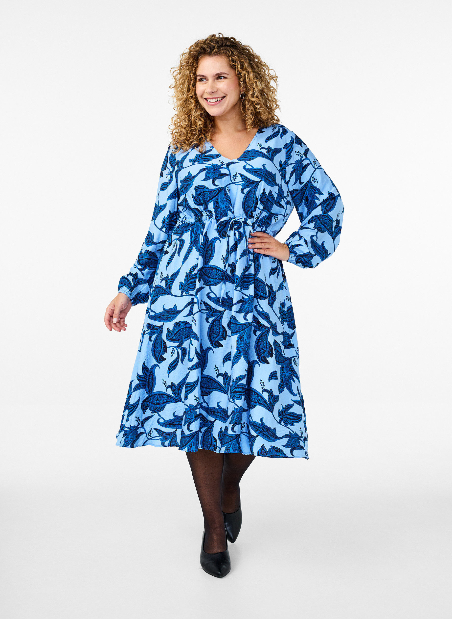 Langarmkleid mit Paisleymuster und Bindeg&uuml;rtel, Blau, Model