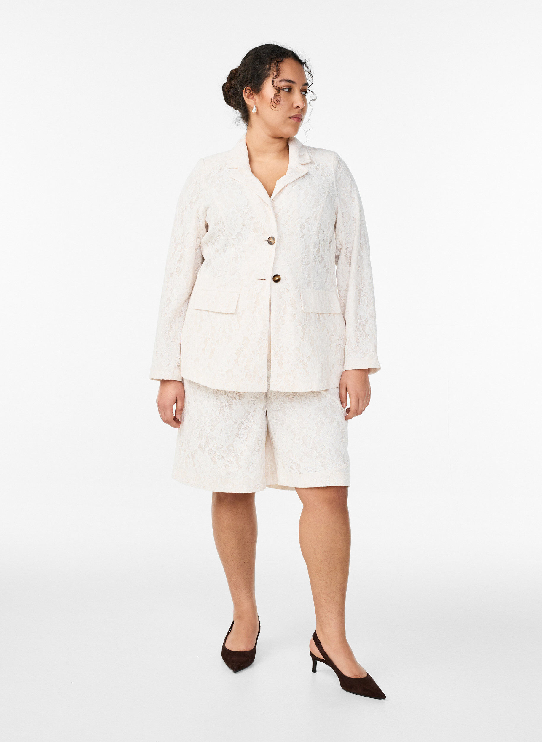 Zizzi Spitzenblazer mit Knopfverschluss, Vanille, Model image number 1