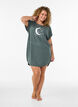 Chemise de nuit &agrave; manches courtes avec imprim&eacute; de texte, Vert, Model image number 1