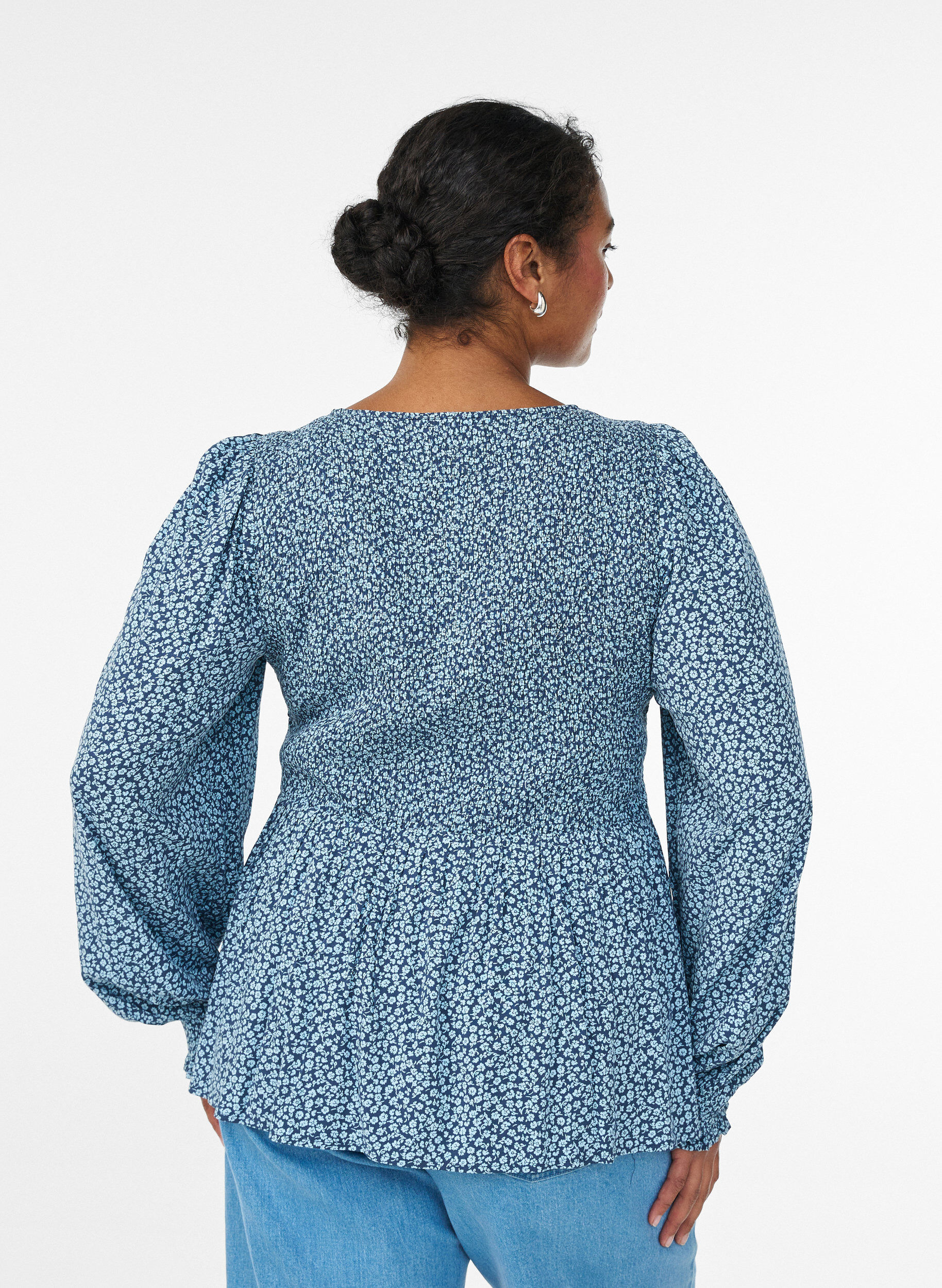Zizzi Bluse mit gesmoktem Oberteil und gebl&uuml;mtem Print, Blau, Model image number 2