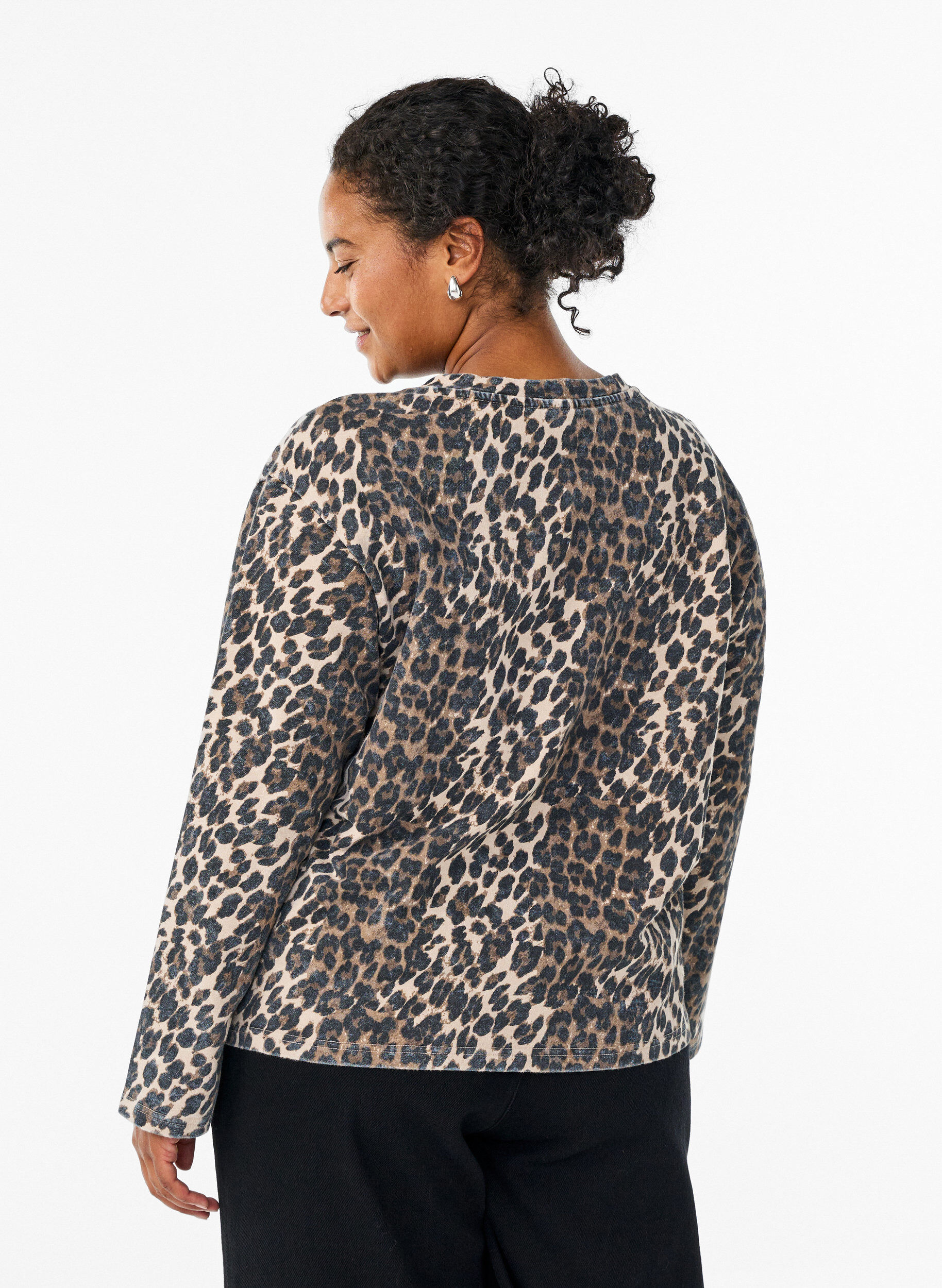 Zizzi Sweatshirt mit Leopardenmuster in verwaschener Optik, Braun, Model image number 2
