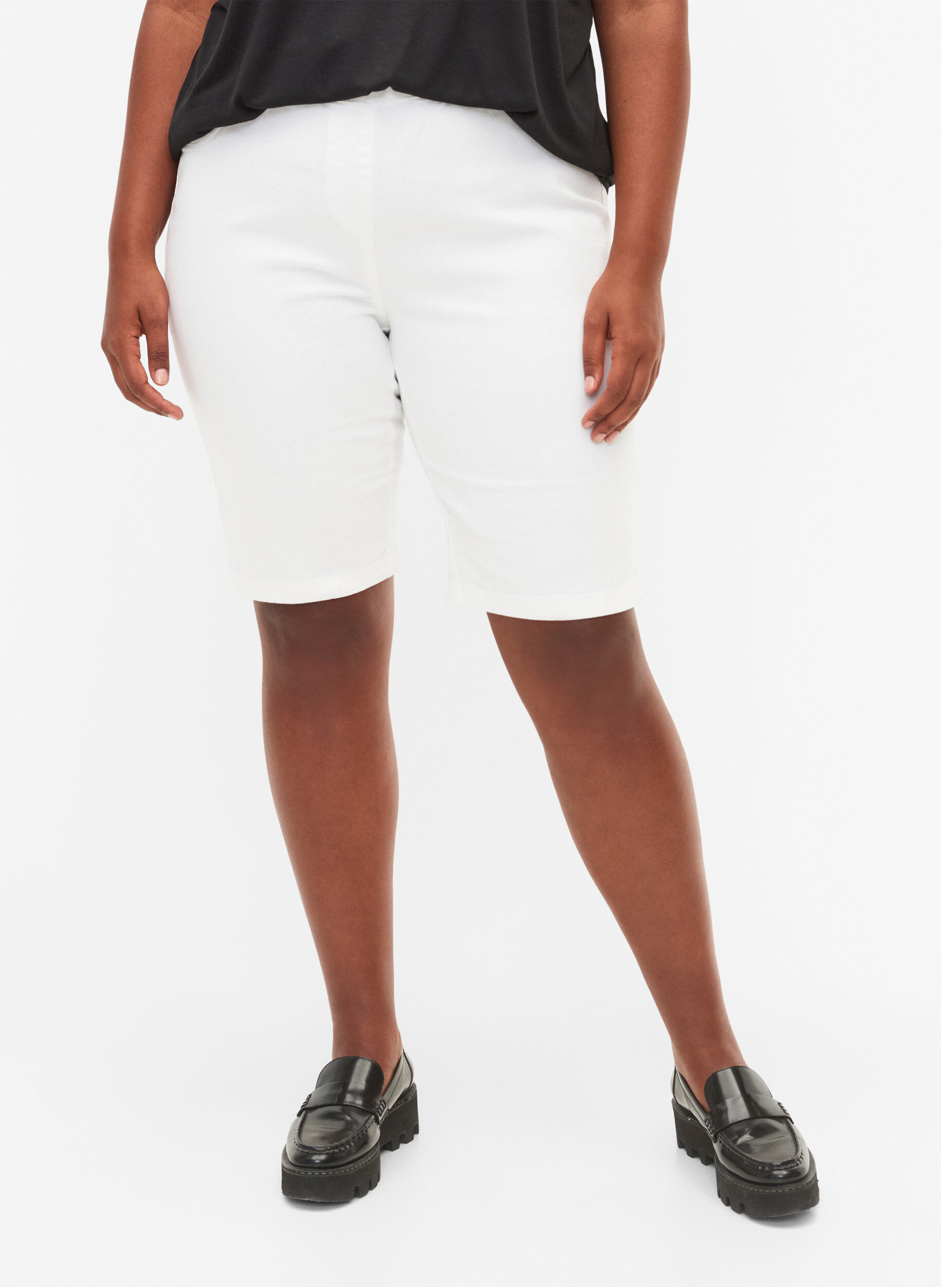 Zizzi Short moulant avec poches arri&egrave;re, White, Model image number 2