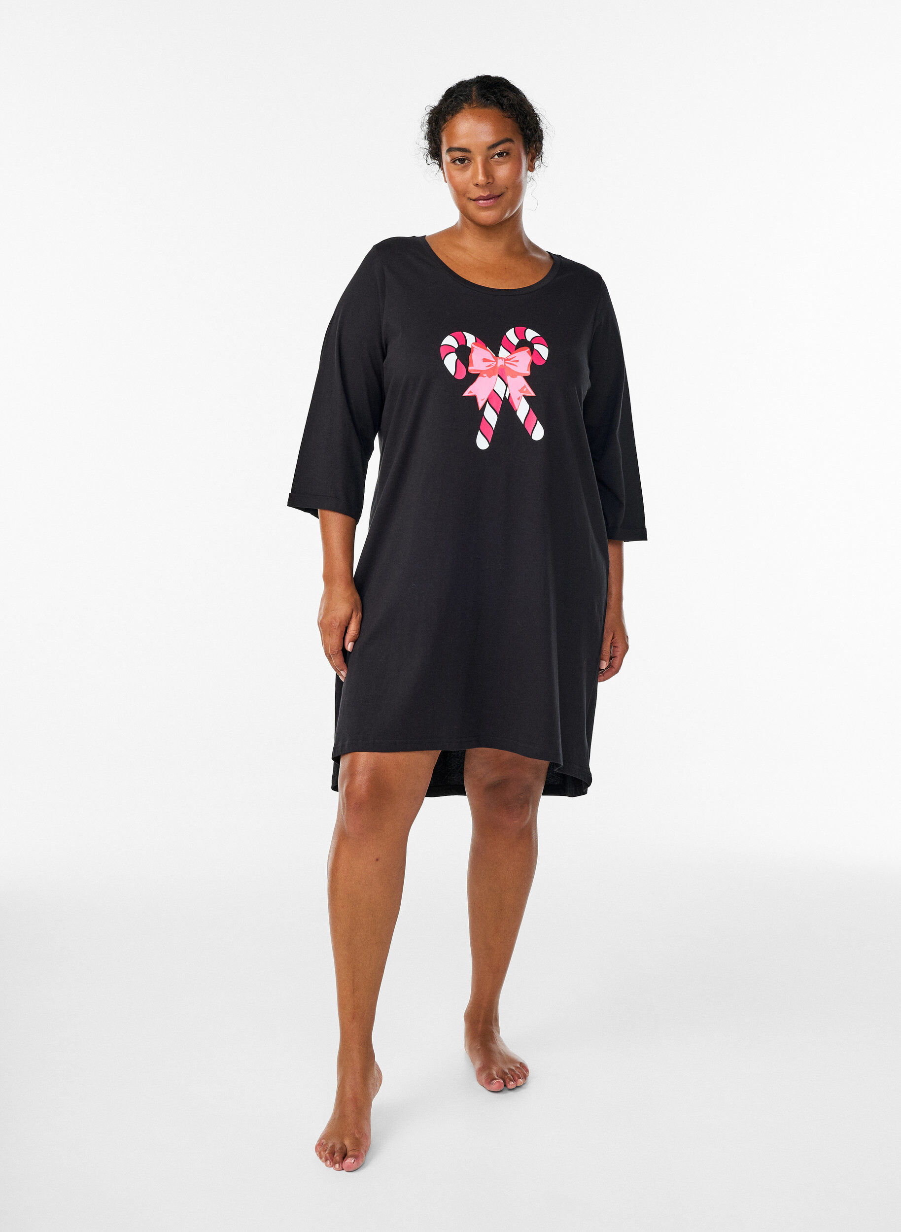 Zizzi Nachthemd aus Bio-Baumwolle mit weihnachtlichem Motiv, Schwarz, Model image number 1