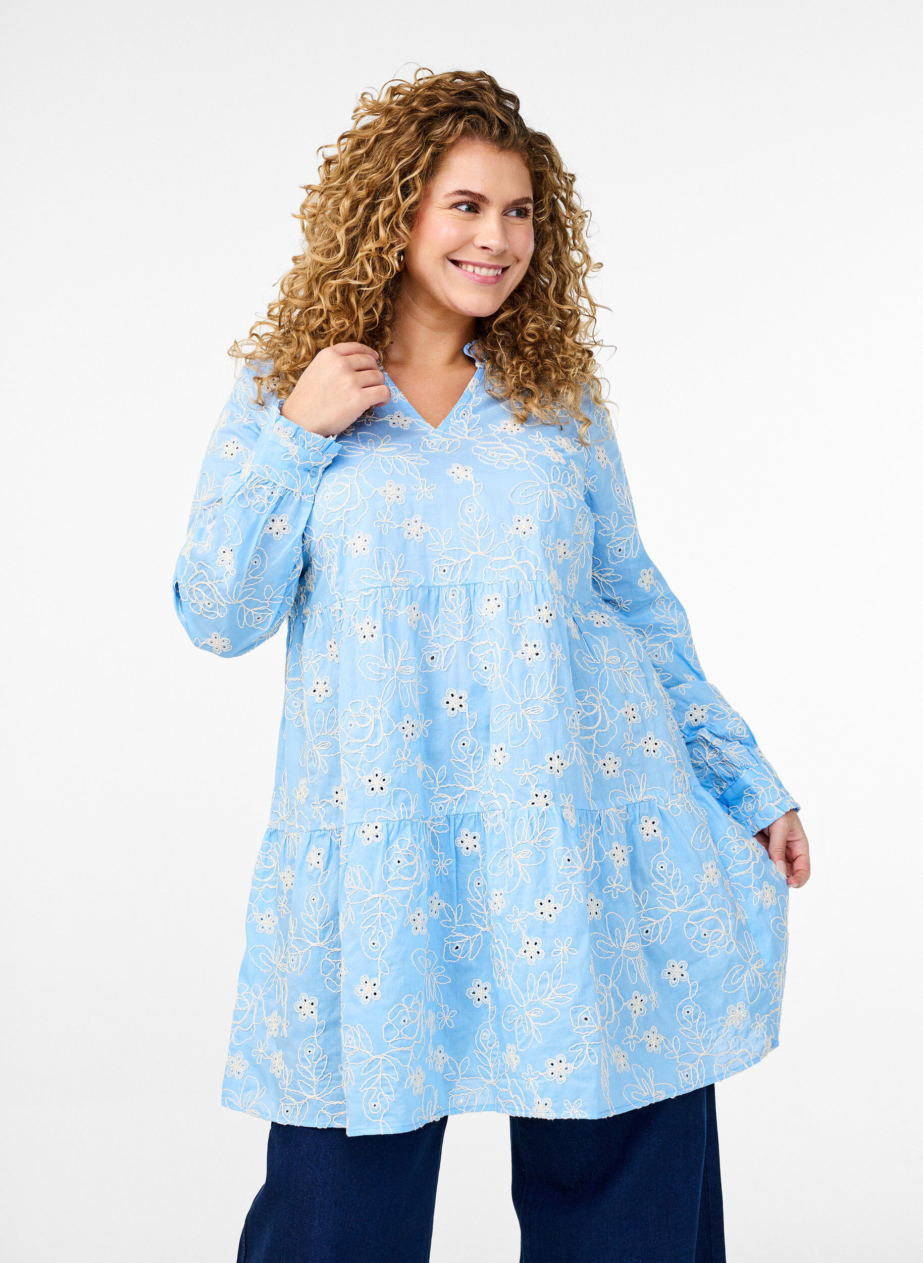 Zizzi Robe &agrave; fleurs brod&eacute;es et manches longues, Bleu Clair, Model image number 0