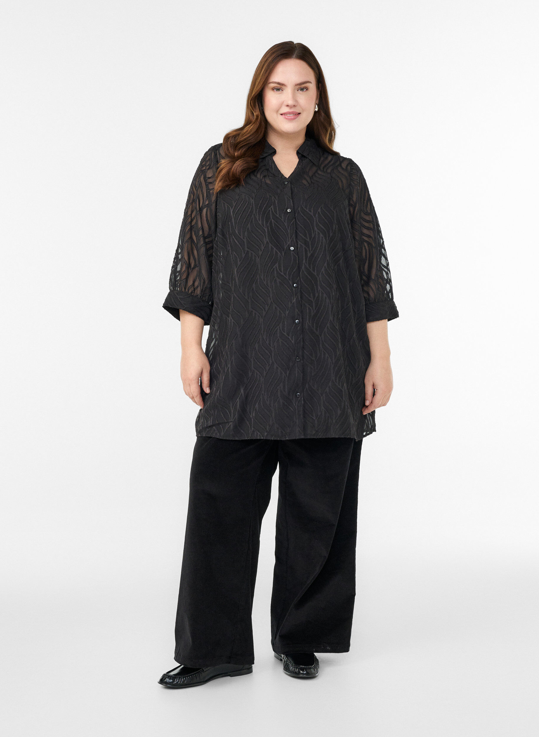 Zizzi Tunika aus Chiffon mit Strukturmuster, Schwarz, Model image number 1