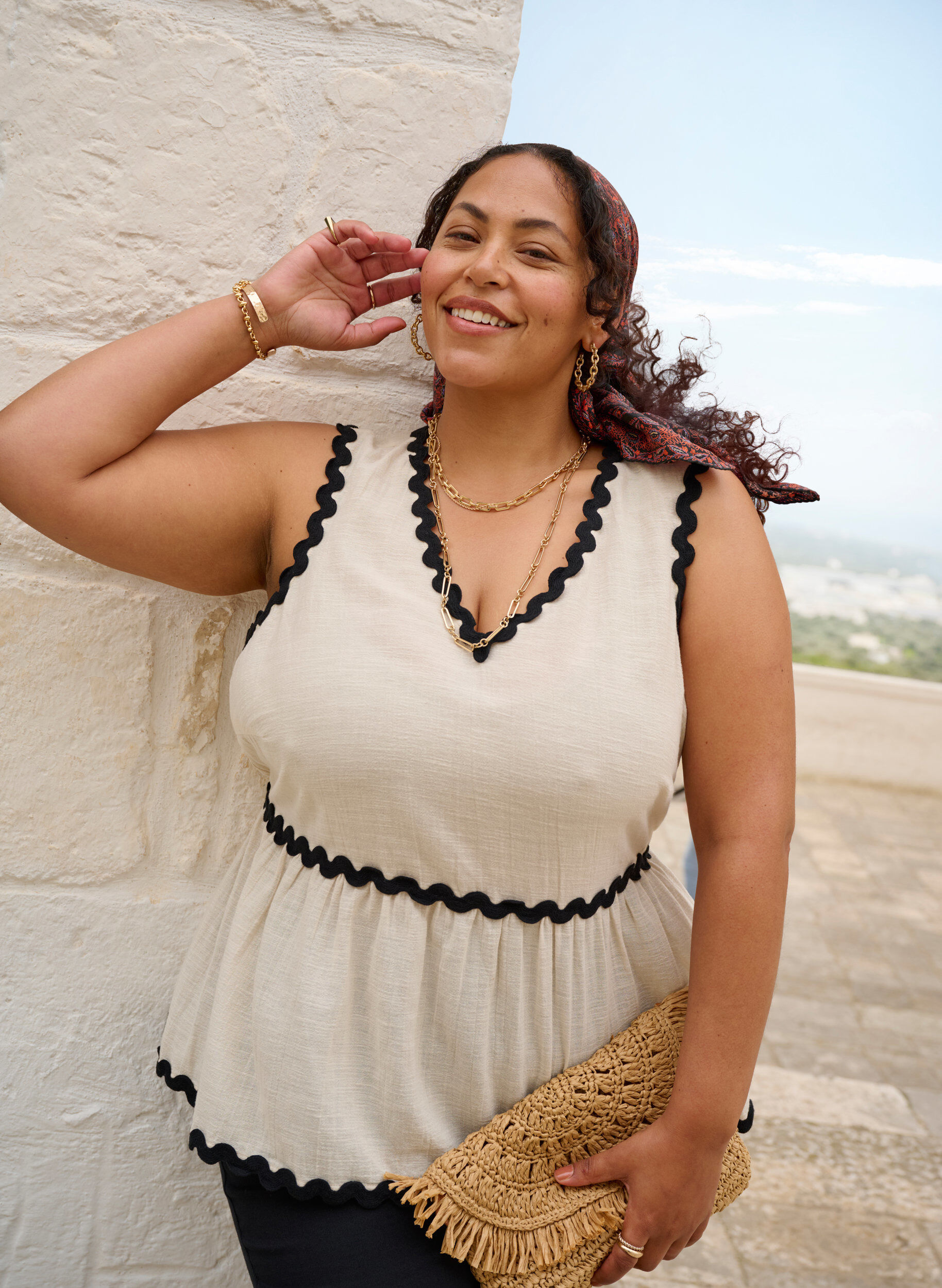 Zizzi &Auml;rmellose Bluse mit gezackten Kontrastkanten, Beige, Image image number 0