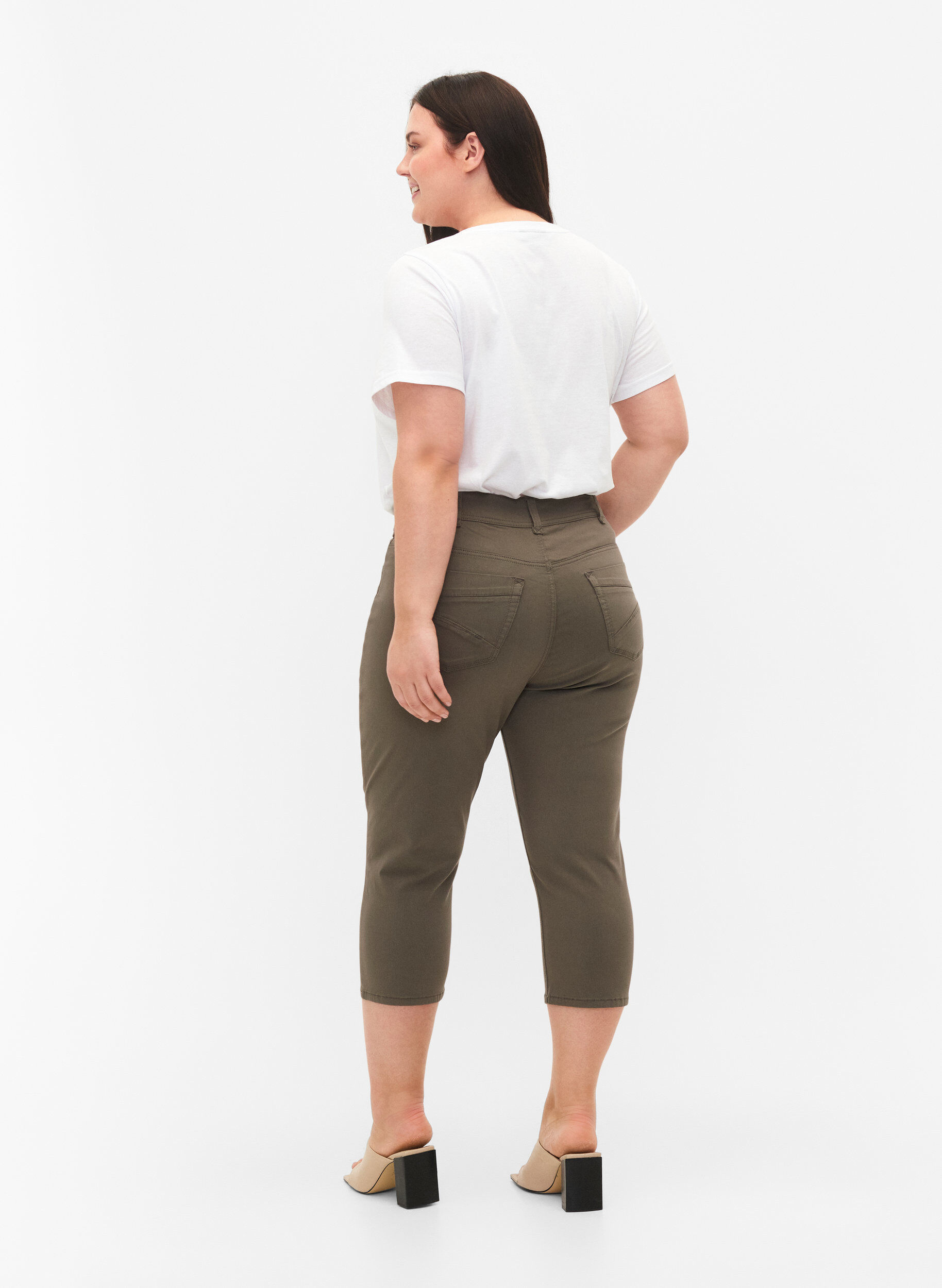 Zizzi Eng anliegende Capri-Hose aus einer Viskosemischung, Dusty Olive, Model image number 1