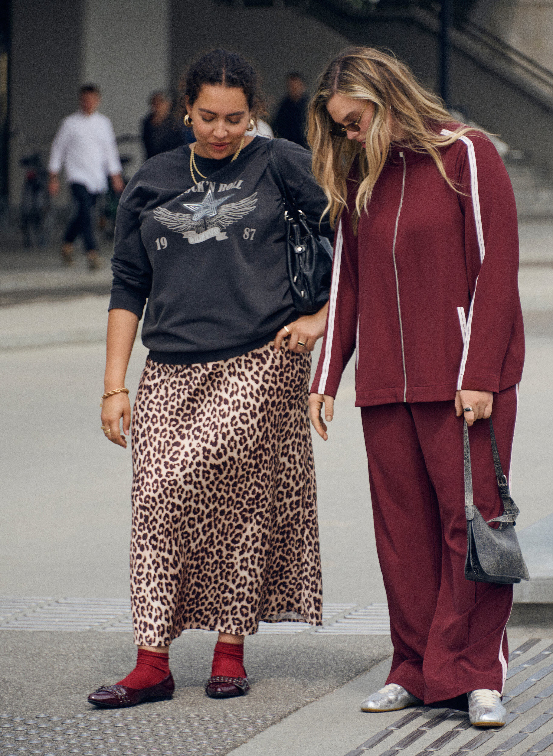 Zizzi Jupe midi en satin, Marron, Image image number 0