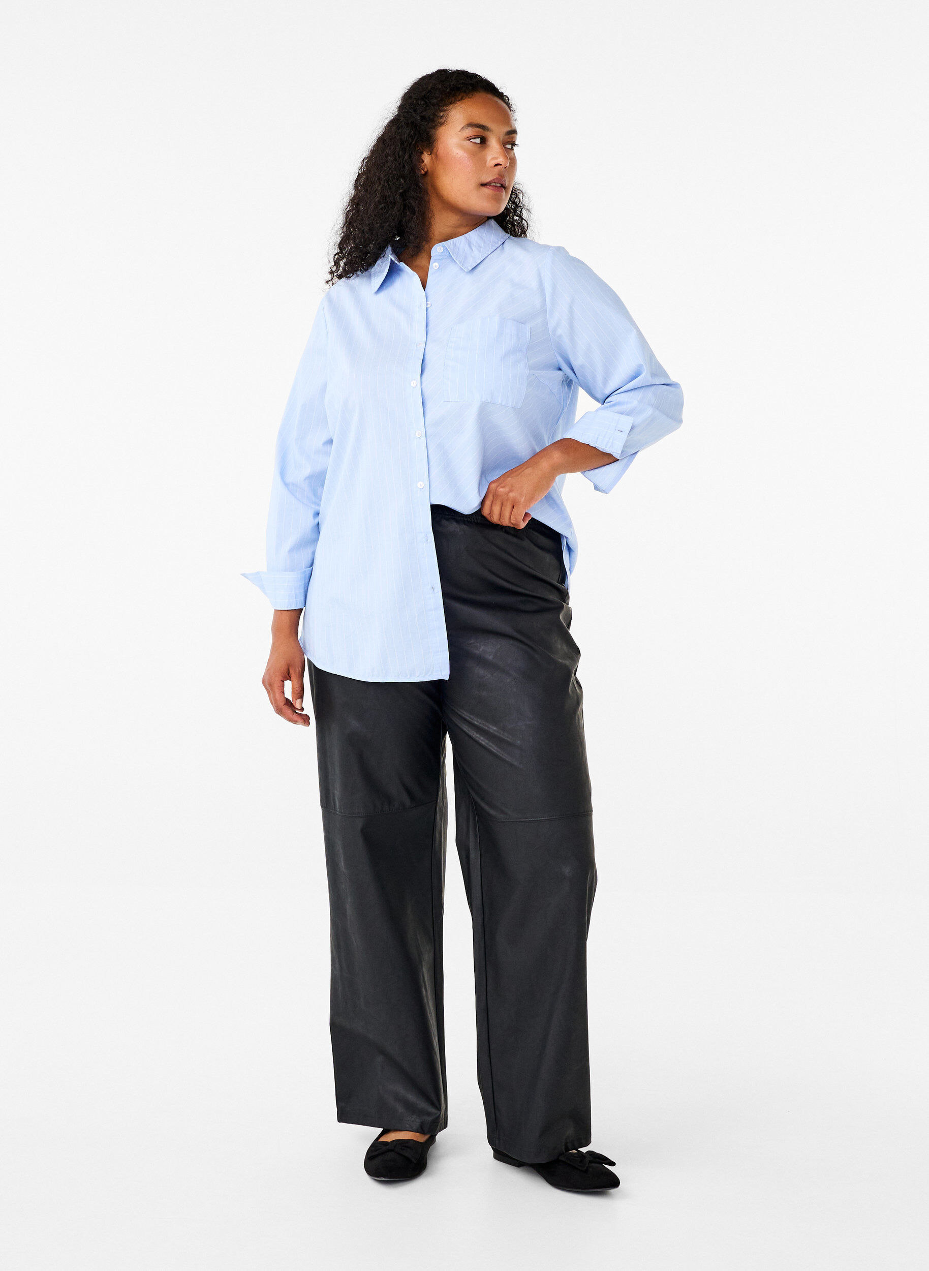 Zizzi Pantalon ample en simili cuir avec ceinture &eacute;lastiqu&eacute;e, Black, Model image number 0