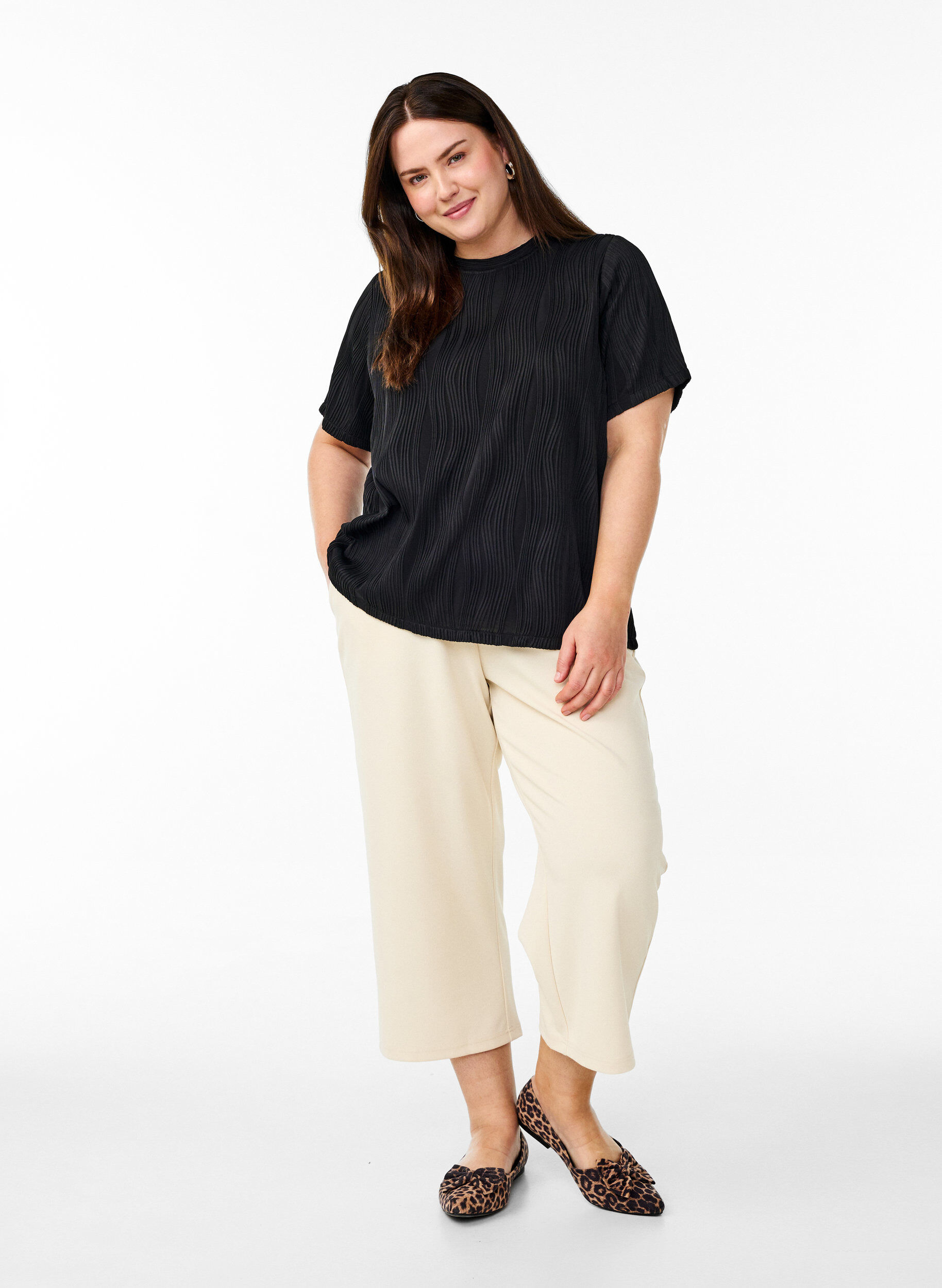 Zizzi Bluse mit kurzen &Auml;rmeln und einer welligen Struktur, Schwarz, Model image number 1