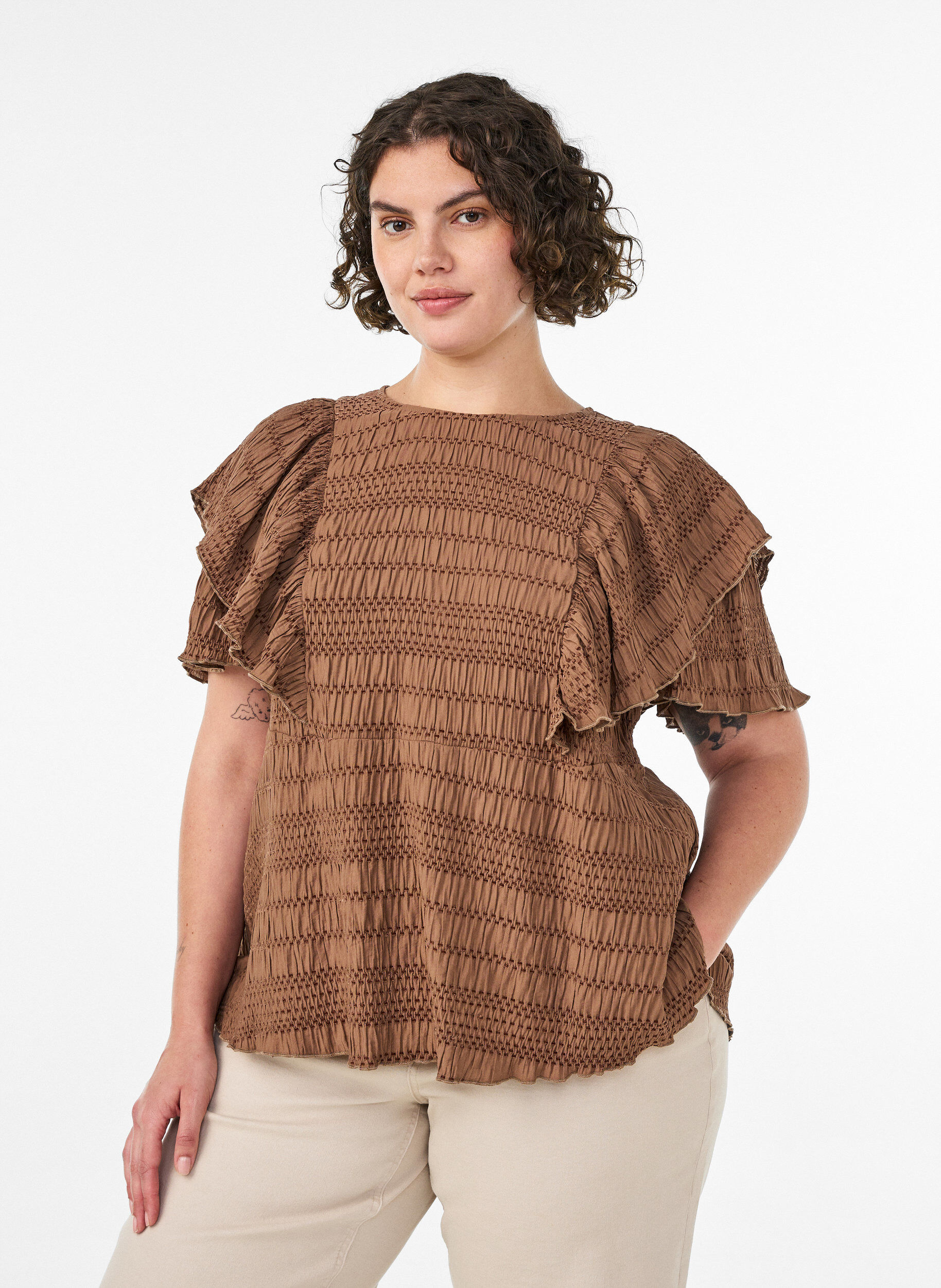 Bluse mit gesmokter Textur und R&uuml;schen&auml;rmeln, Braun, Model