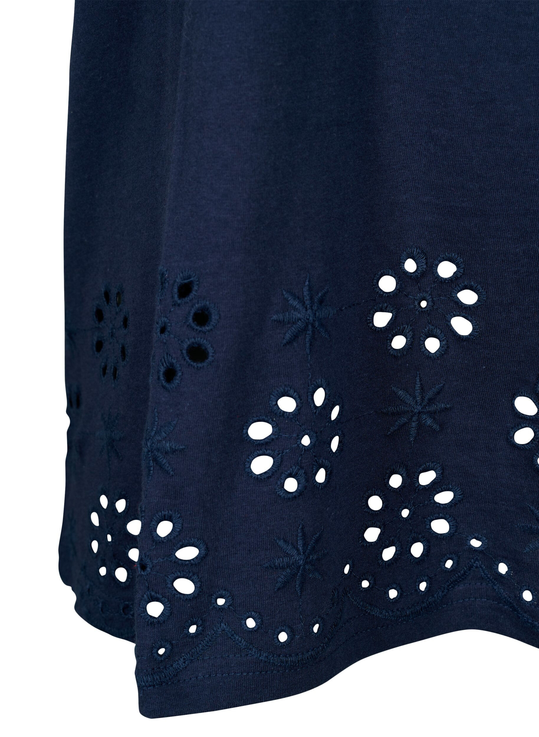Zizzi T-Shirt aus Baumwolle mit Broderi anglaise, Navy Blazer, Packshot image number 3