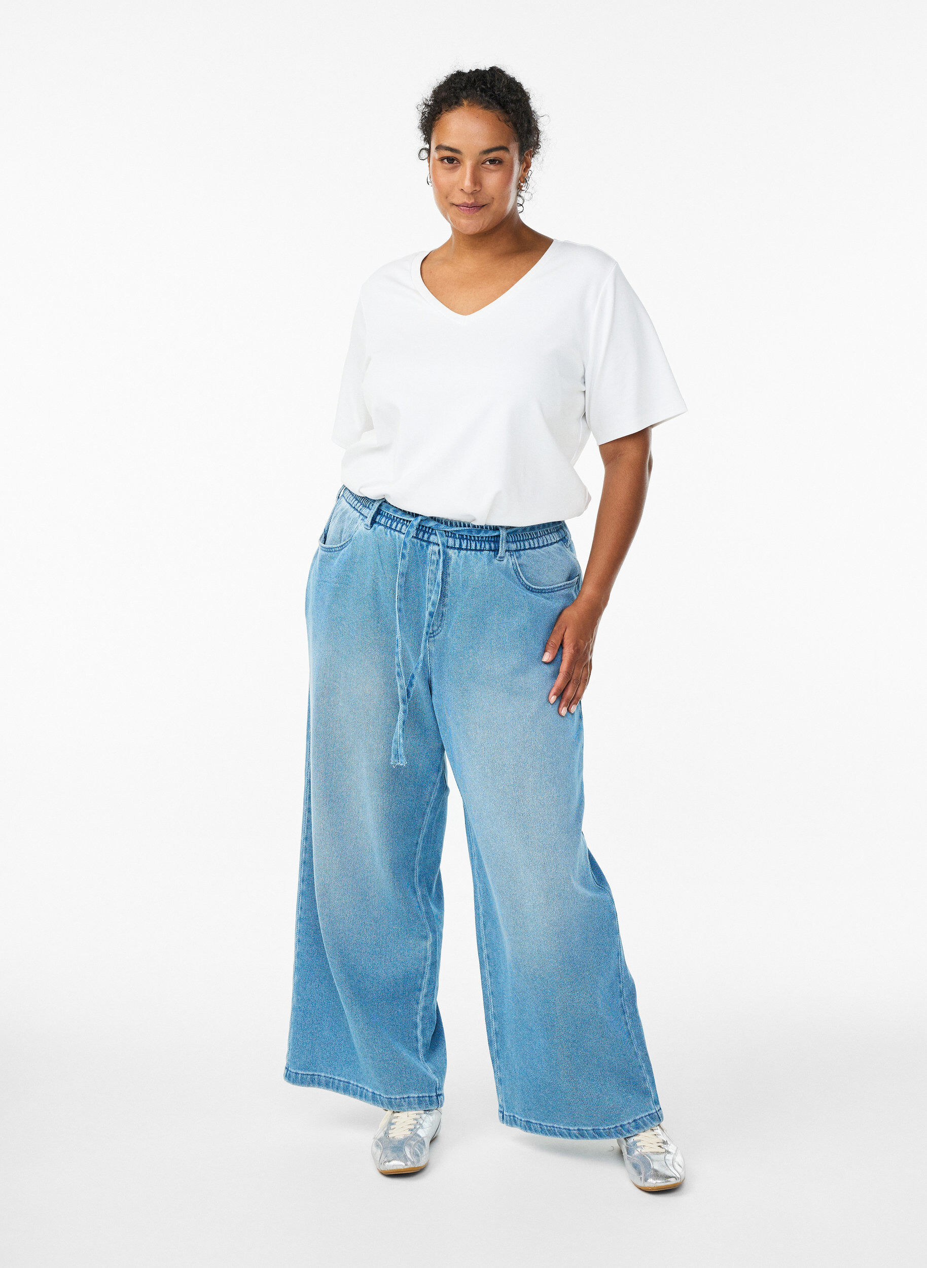 Zizzi Jeans mit lockerer Passform, elastischem Bund und Tunnelzug, Blau, Model image number 0