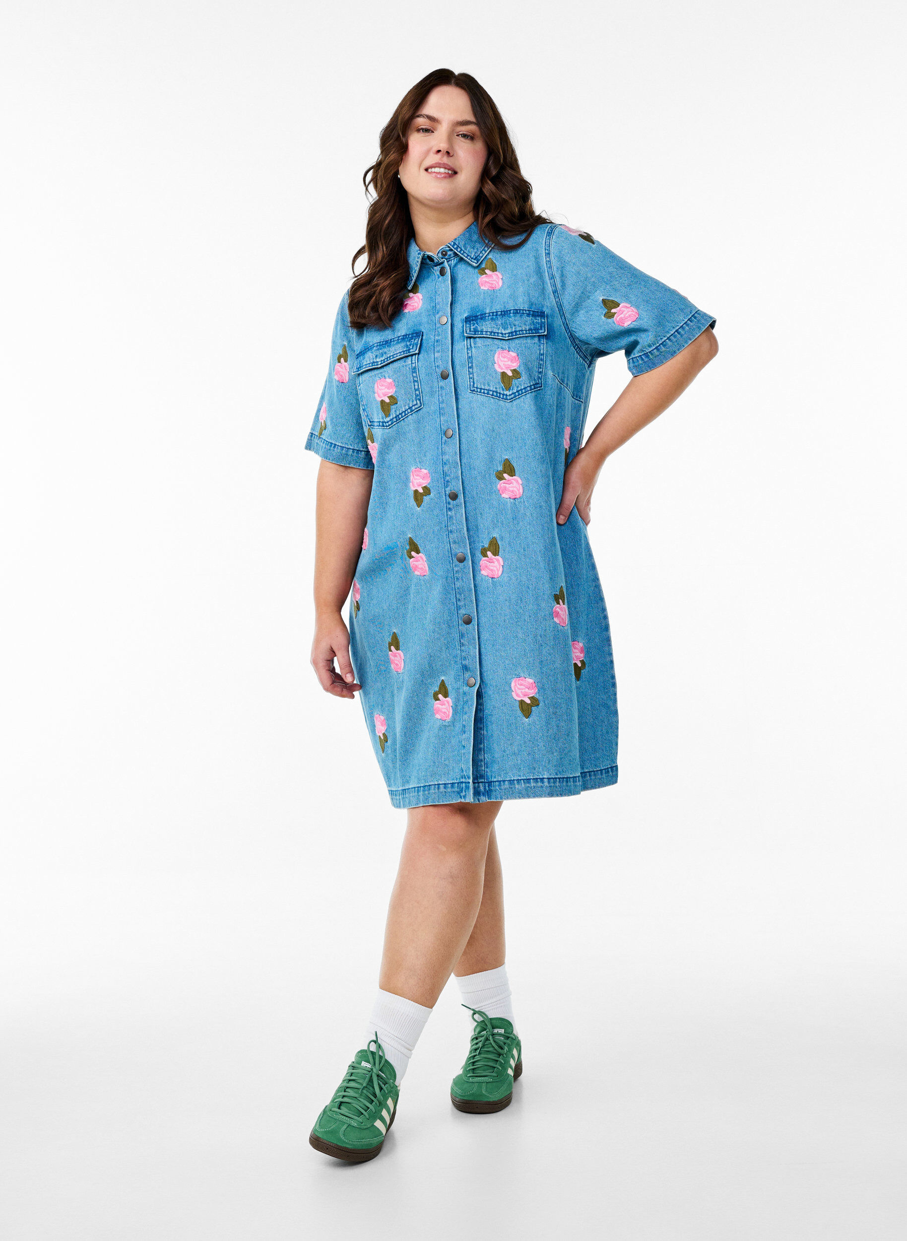 Zizzi Kurzes Jeanskleid mit gestickten Blumen, Blau, Model image number 1