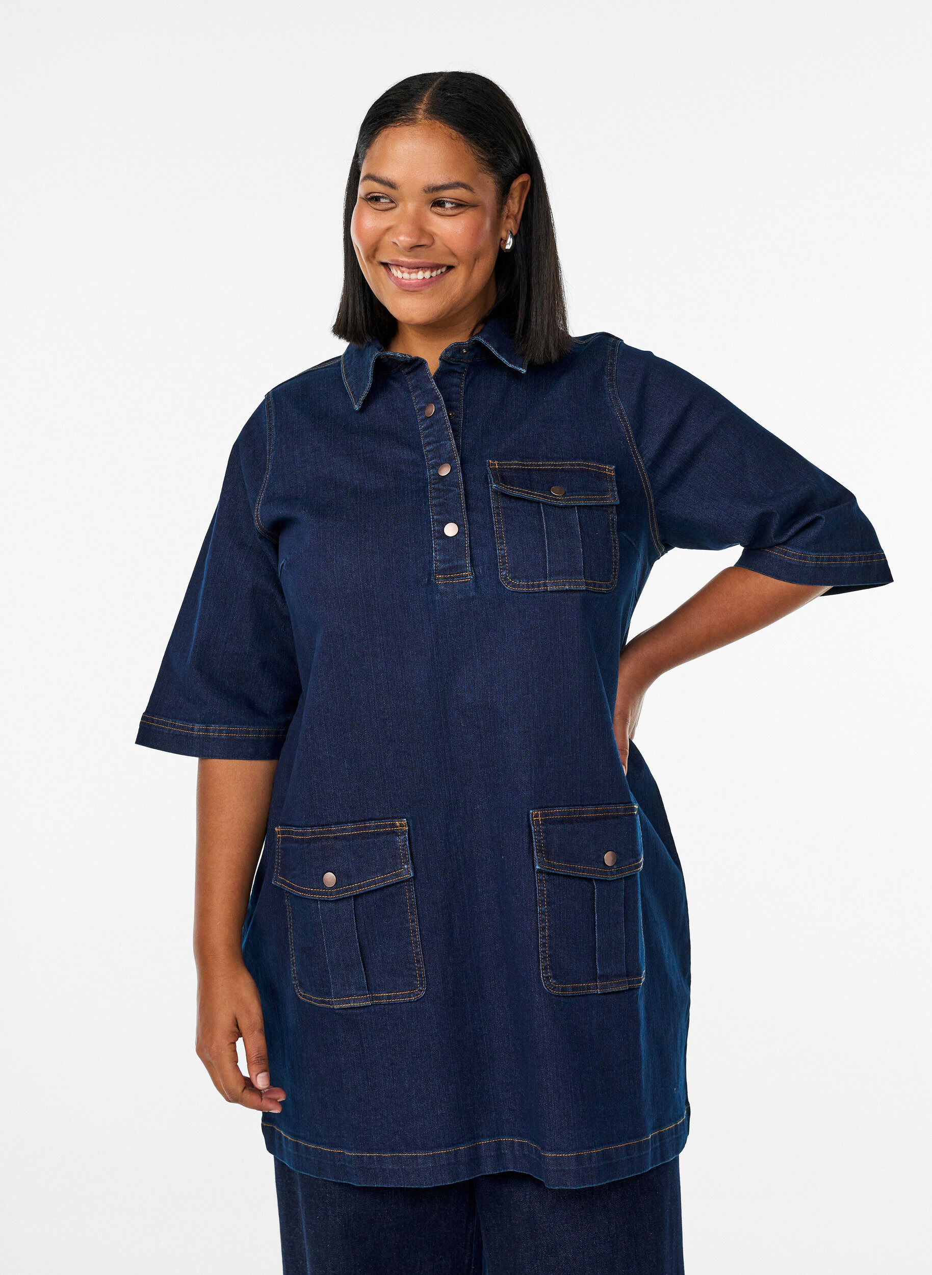 Robe en jean avec de grandes poches et des manches 3/4, Bleu, Model