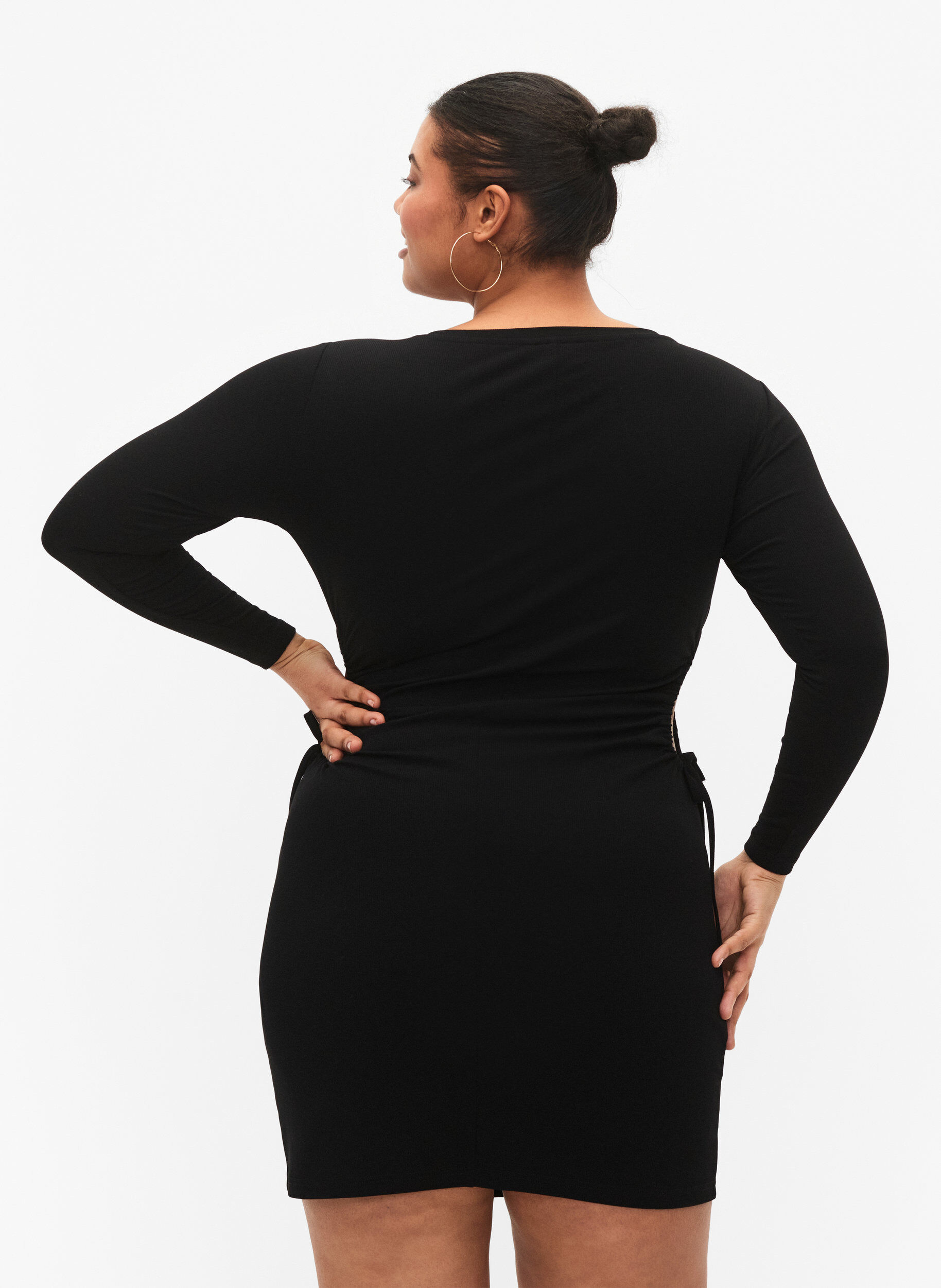 Zizzi Eng anliegendes Kleid mit Ausschnitt, Black, Model image number 1