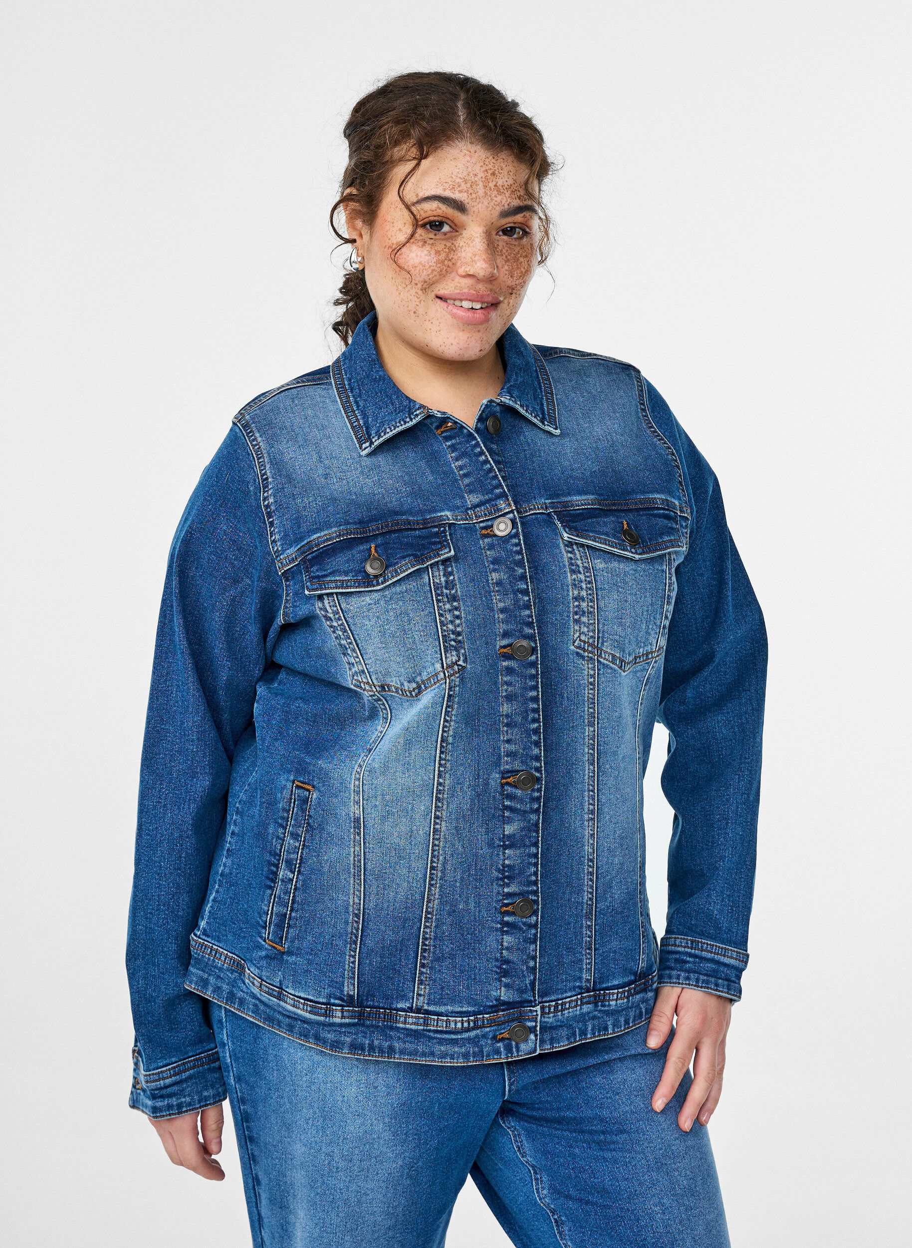Jeansjacke im klassischen Schnitt, Blau, Model