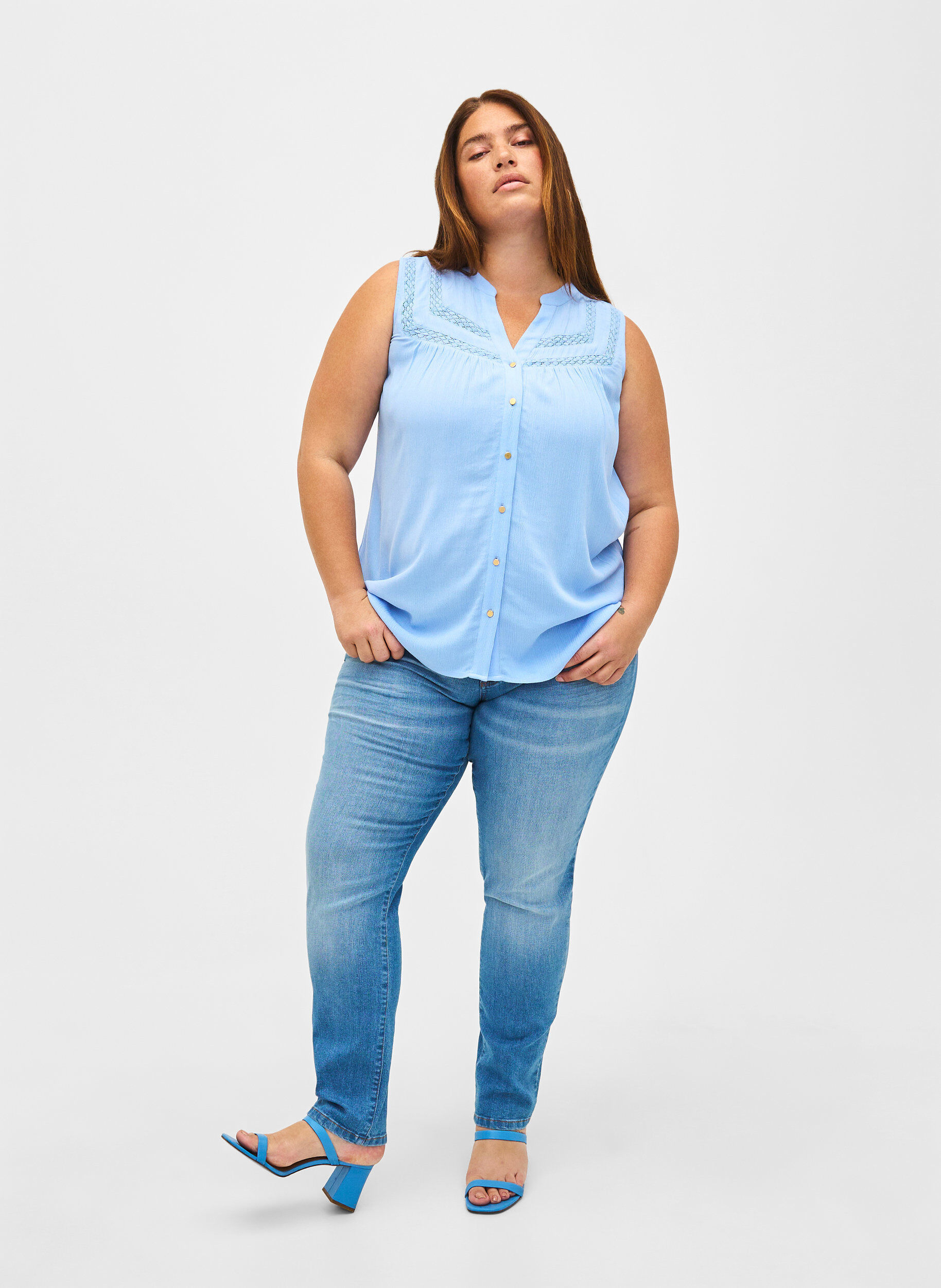 Zizzi &Auml;rmellose Bluse aus Viskose mit H&auml;keldetail, Serenity, Model image number 2