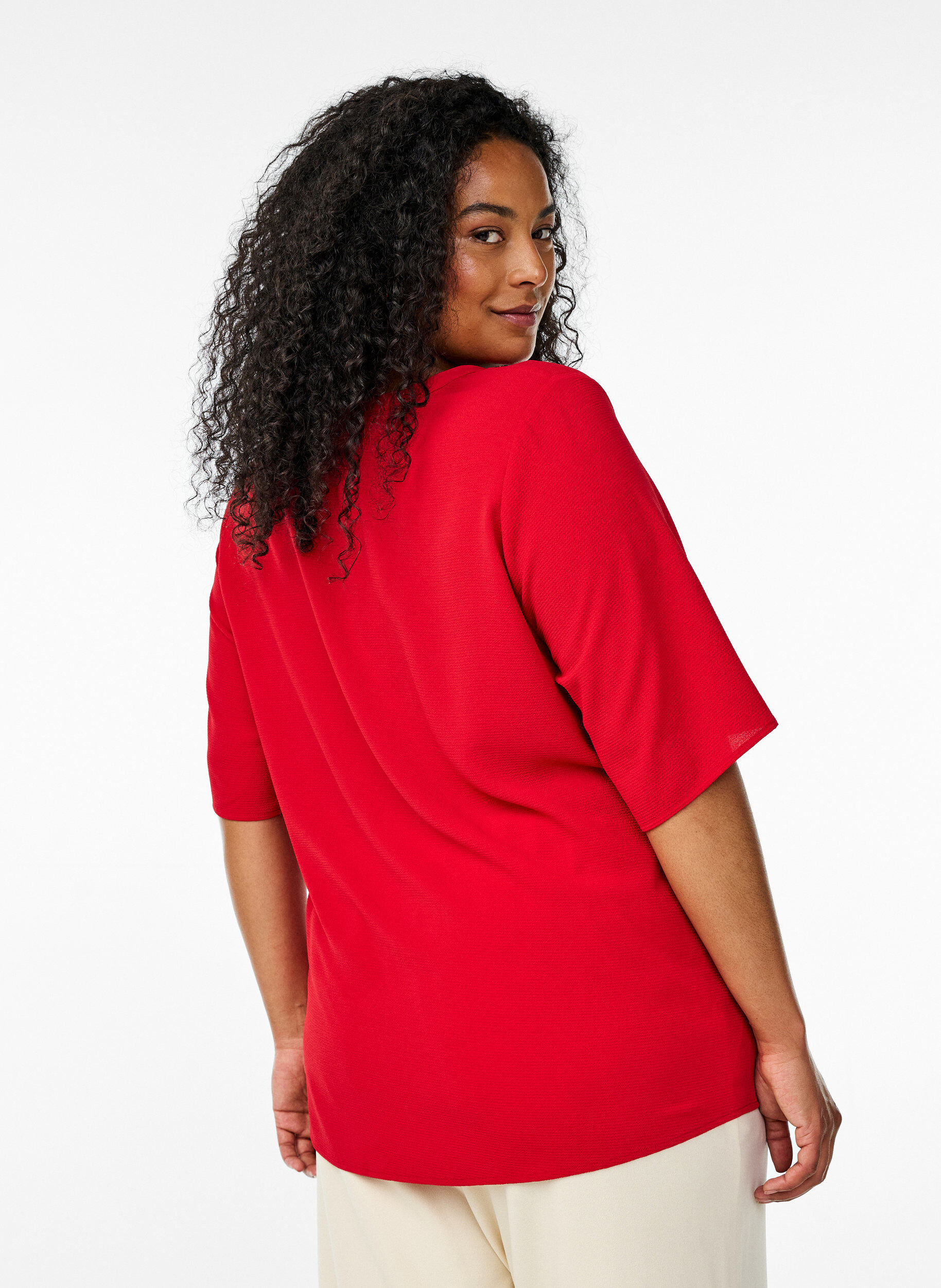 Zizzi Kurz&auml;rmlige Bluse mit V-Ausschnitt, Rot, Model image number 2