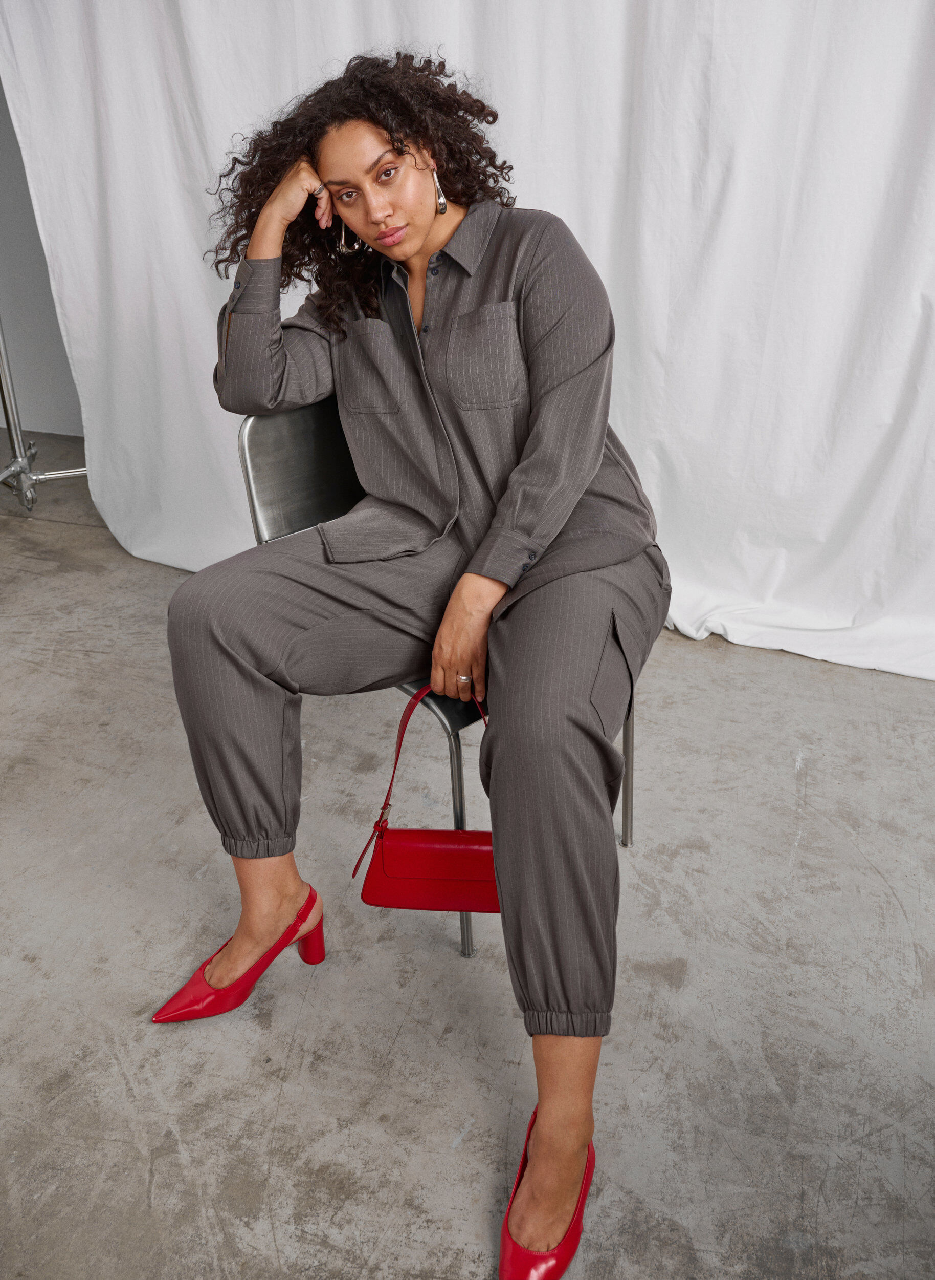 Zizzi Pantalon avec poches cargo et taille &eacute;lastiqu&eacute;e, Gris anthracite, Image image number 0