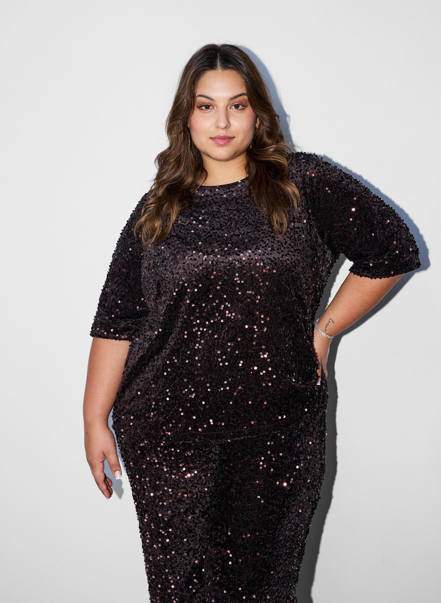 Blouse en sequins avec manches au coude, Marron, Model