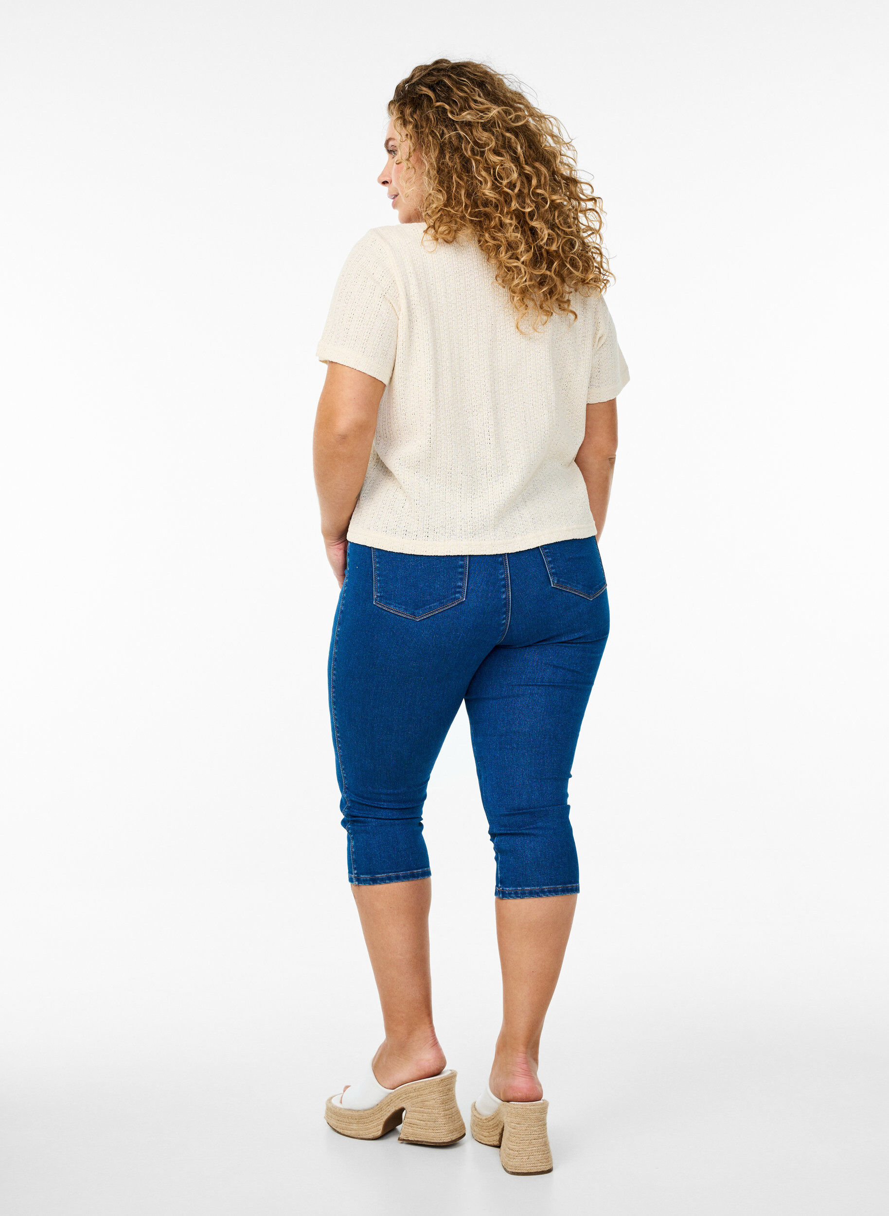 Zizzi  Denim-Caprihosen mit elastischem Bund, Blau, Model image number 2