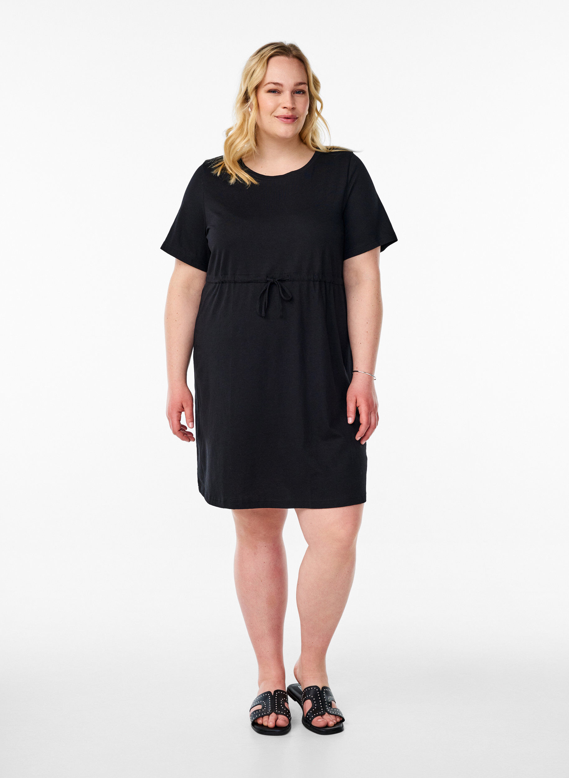 Zizzi FLASH &ndash; Kurzes T-Shirt-Kleid mit Bindeg&uuml;rtel, Schwarz, Model image number 1
