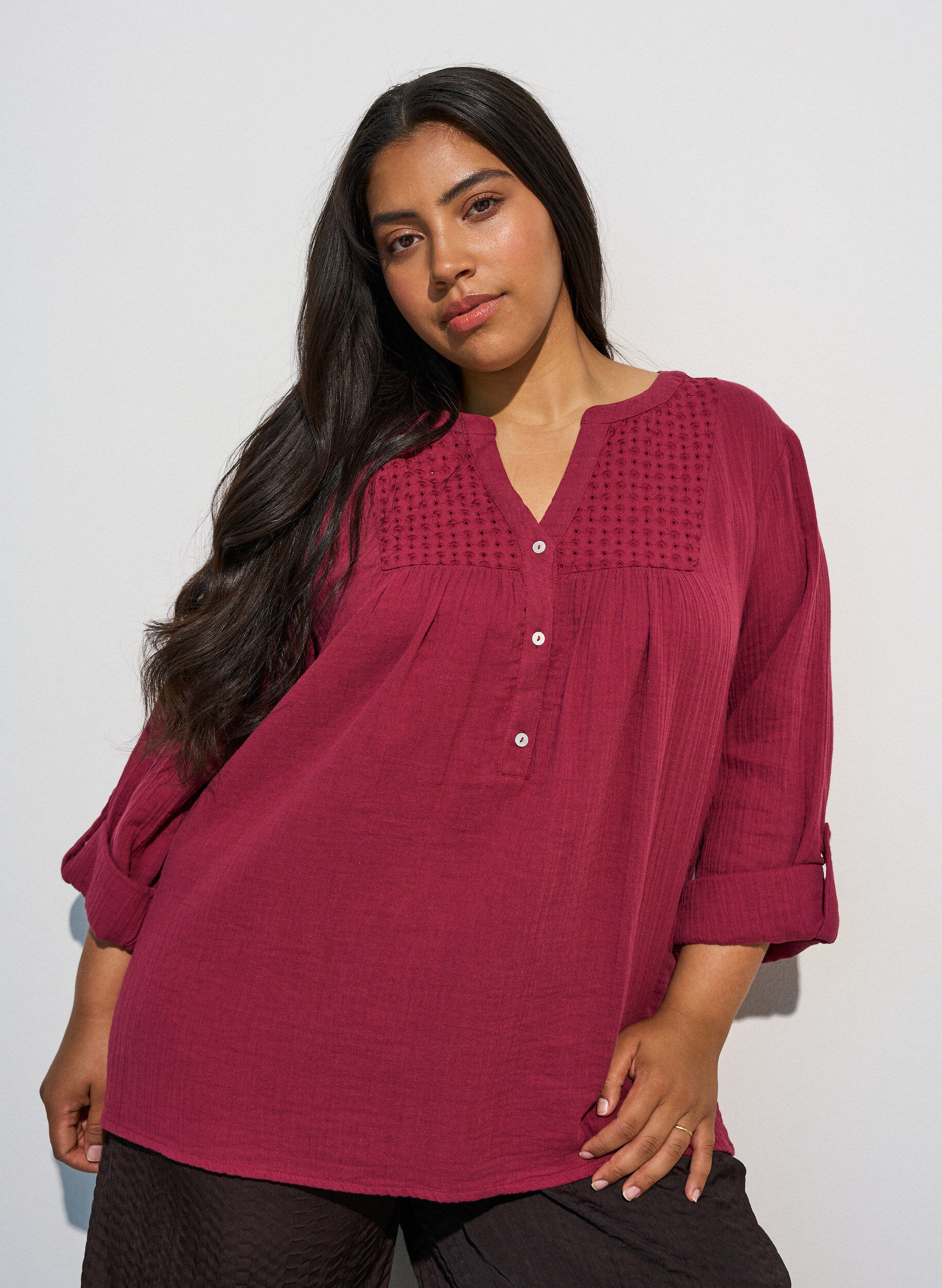 Blouse en mousseline de coton avec broderie anglaise, Rouge, Model