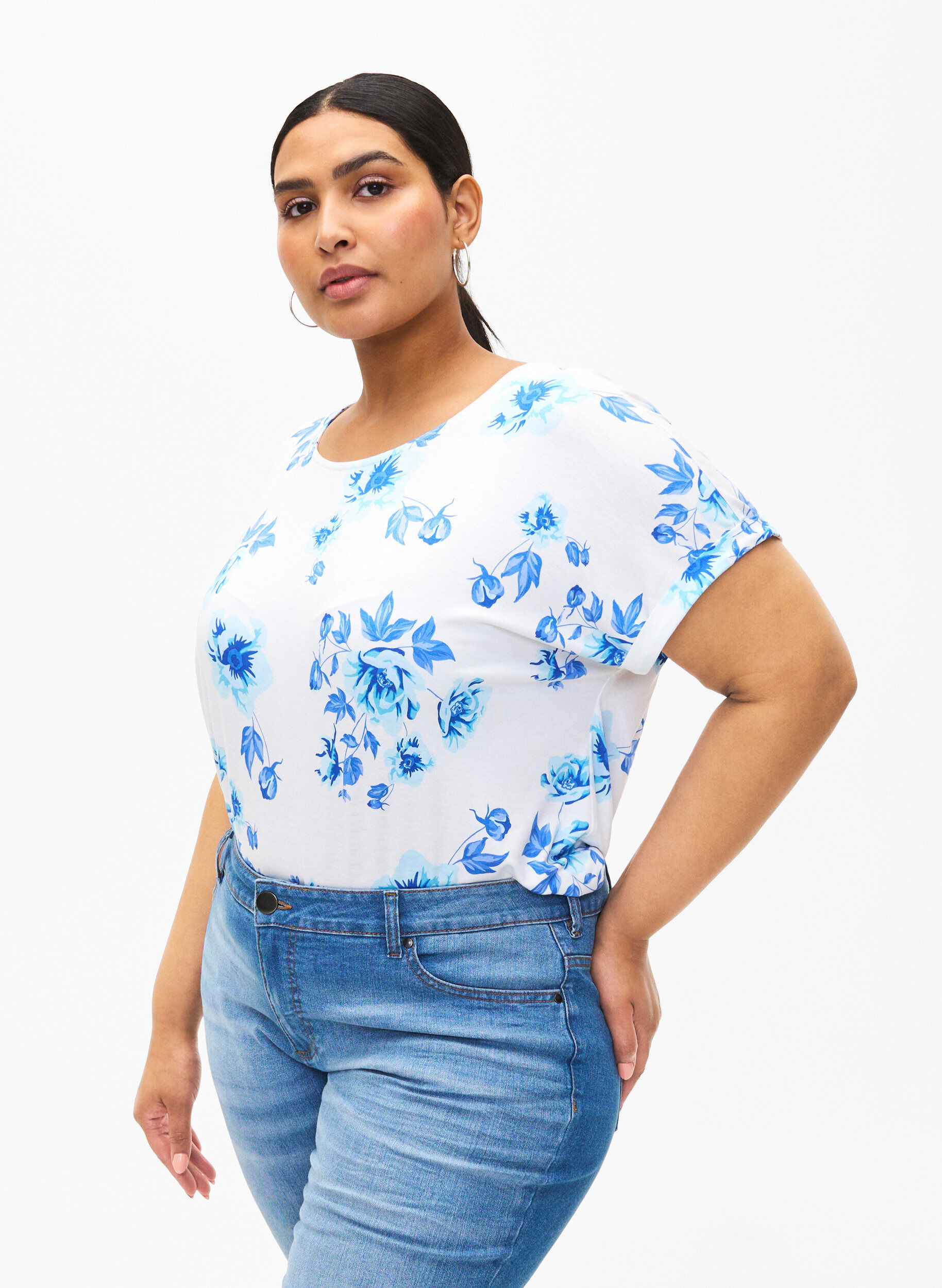 Zizzi Gebl&uuml;mte Bluse aus Viskose mit kurzen &Auml;rmeln, White Blue AOP, Model image number 0