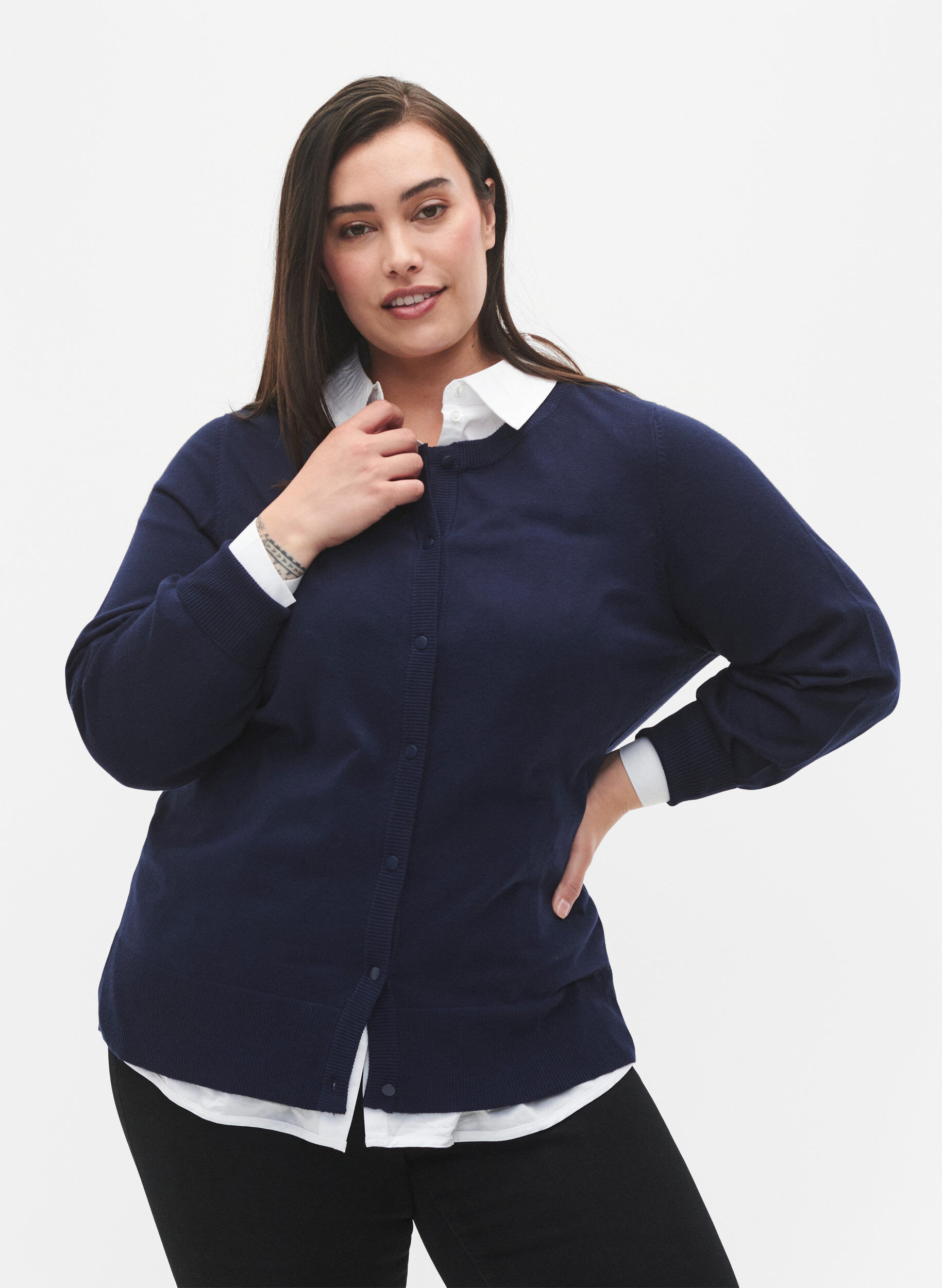 Zizzi Viskose-Strickjacke mit Kn&ouml;pfen, Navy Blazer, Model image number 0