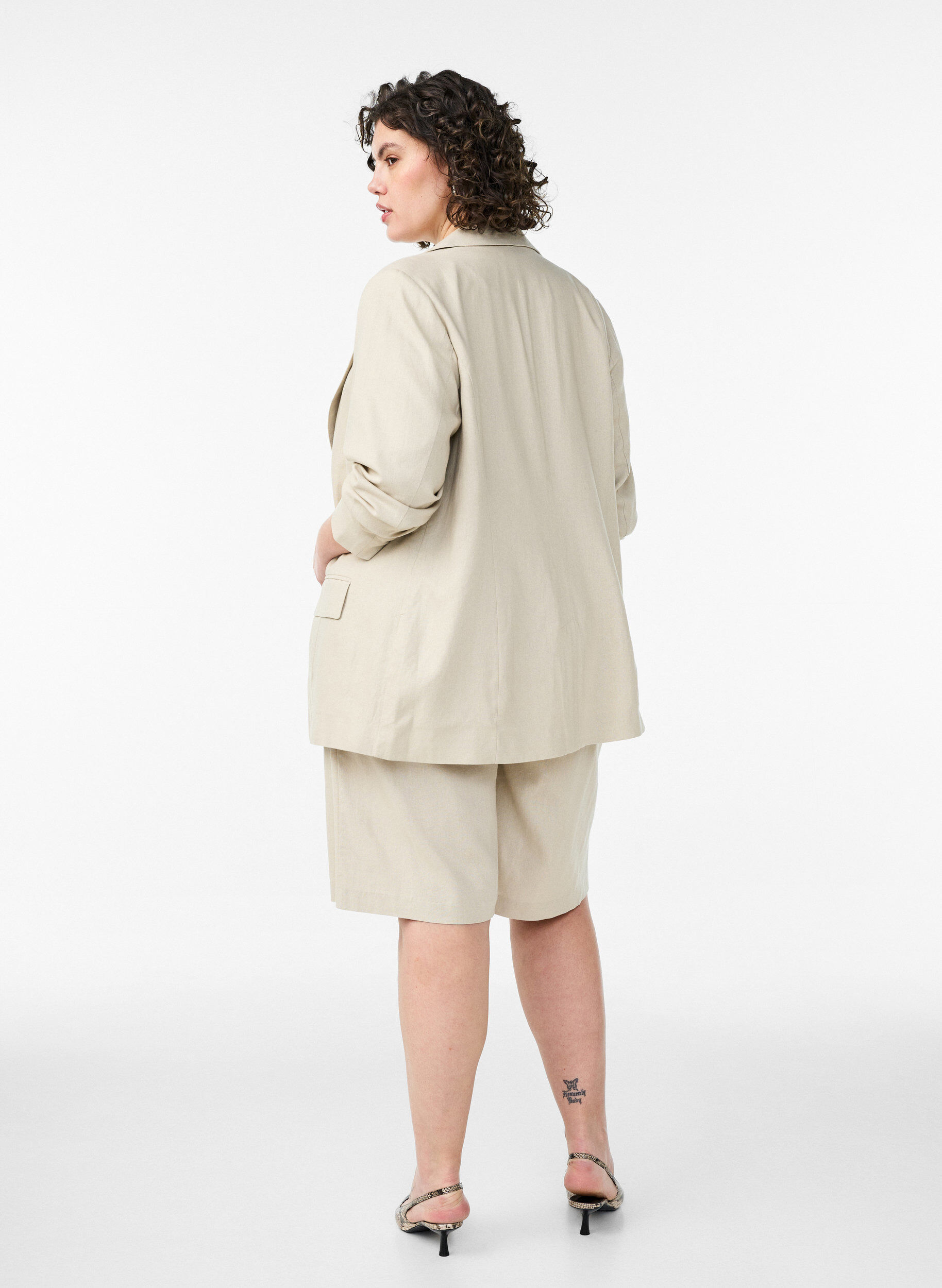 Zizzi Bermuda taille haute en lin et viscose, Beige, Model image number 2