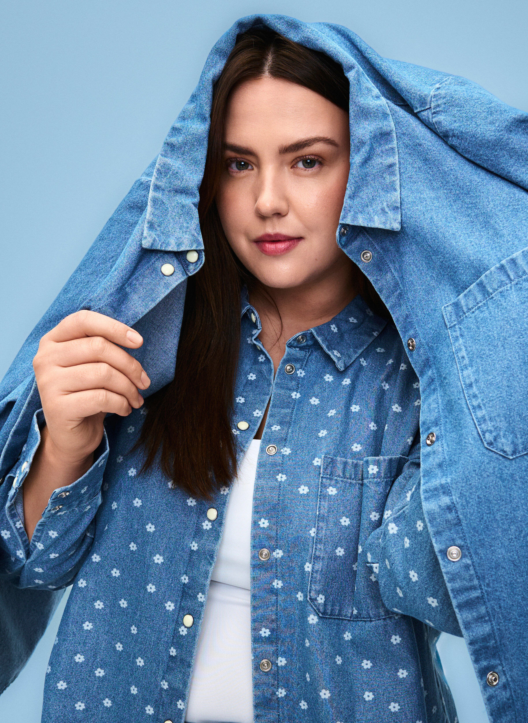 Zizzi Gebl&uuml;mtes Jeanshemd mit Brusttasche, Light Blue w.Flowers, Image image number 0