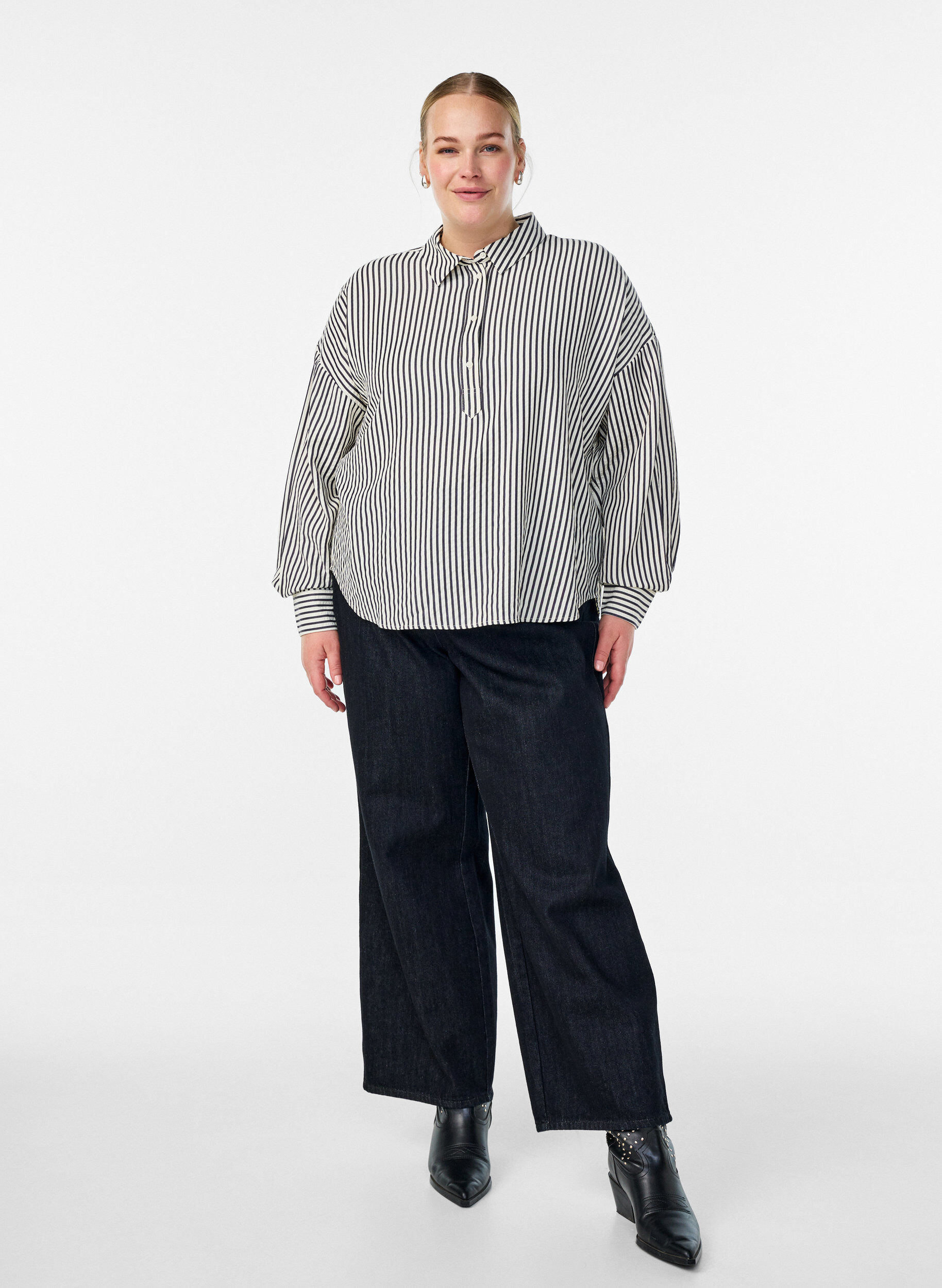 Zizzi Gestreifte Bluse mit Knopfdetail am R&uuml;cken, Schwarz, Model image number 1