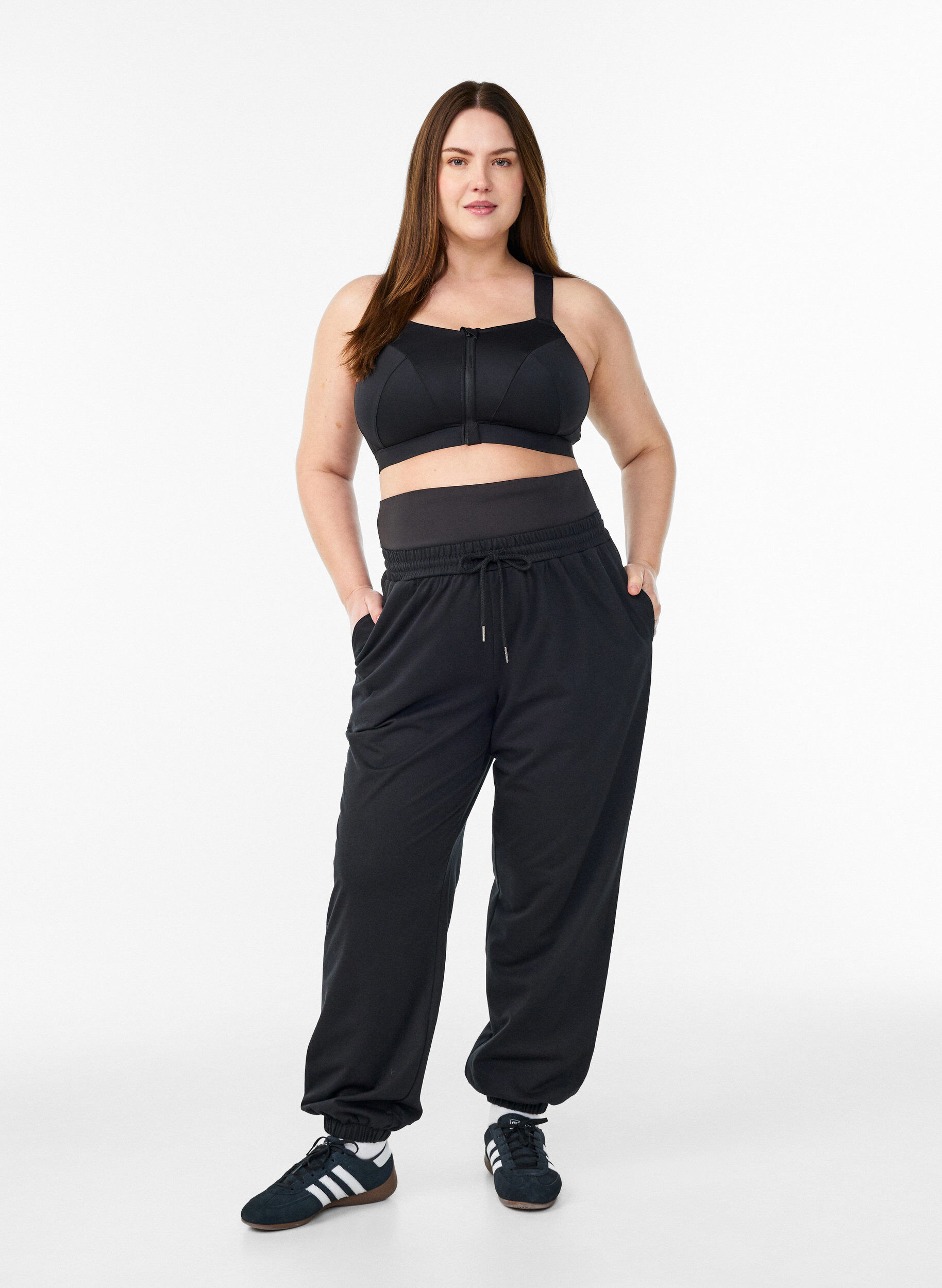 Zizzi Sweatpants mit breitem Bund, Schwarz, Model image number 1