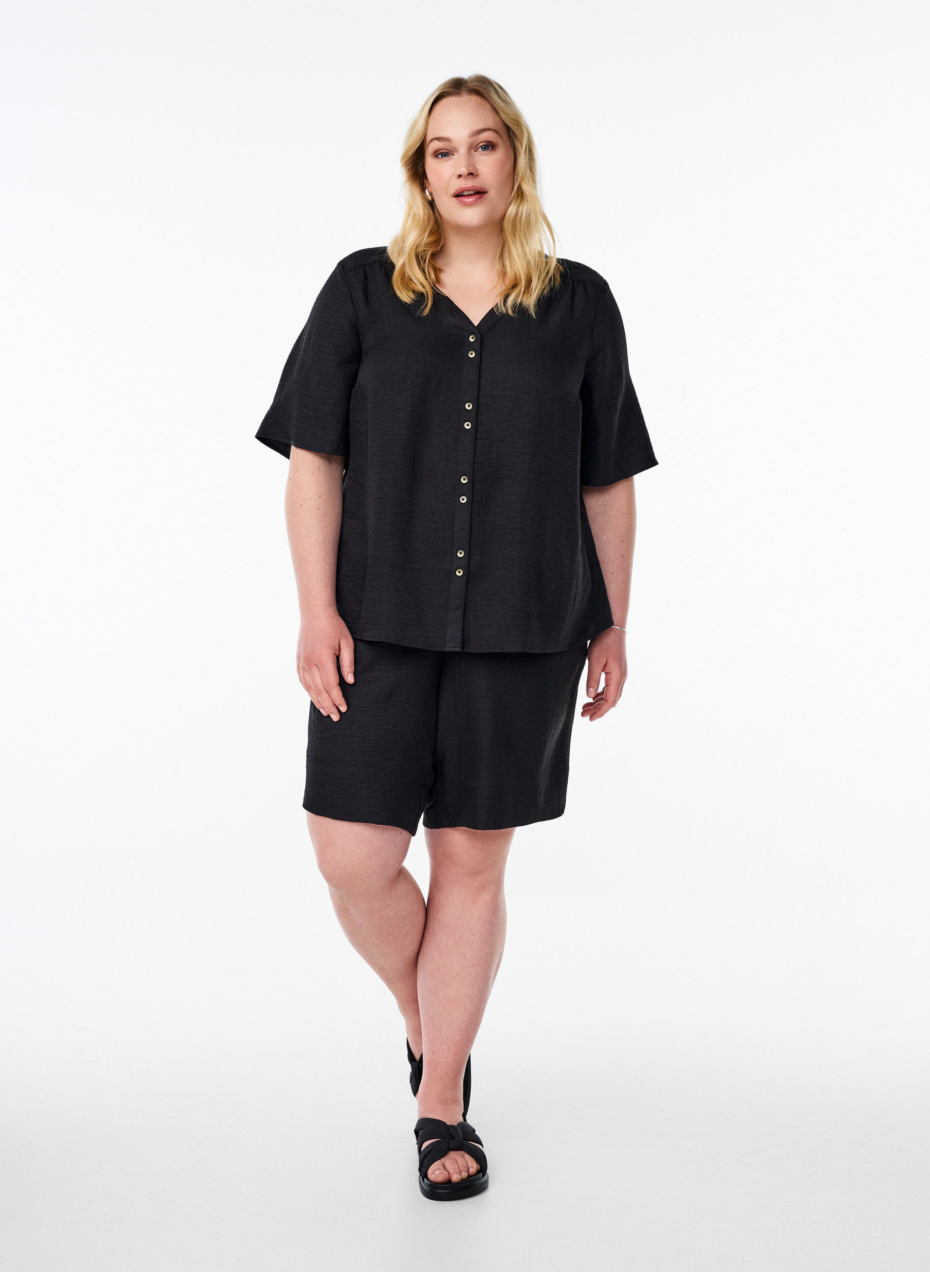ZizziHemdbluse mit V-Ausschnitt und kurzen &Auml;rmeln, Schwarz, Model image number 1