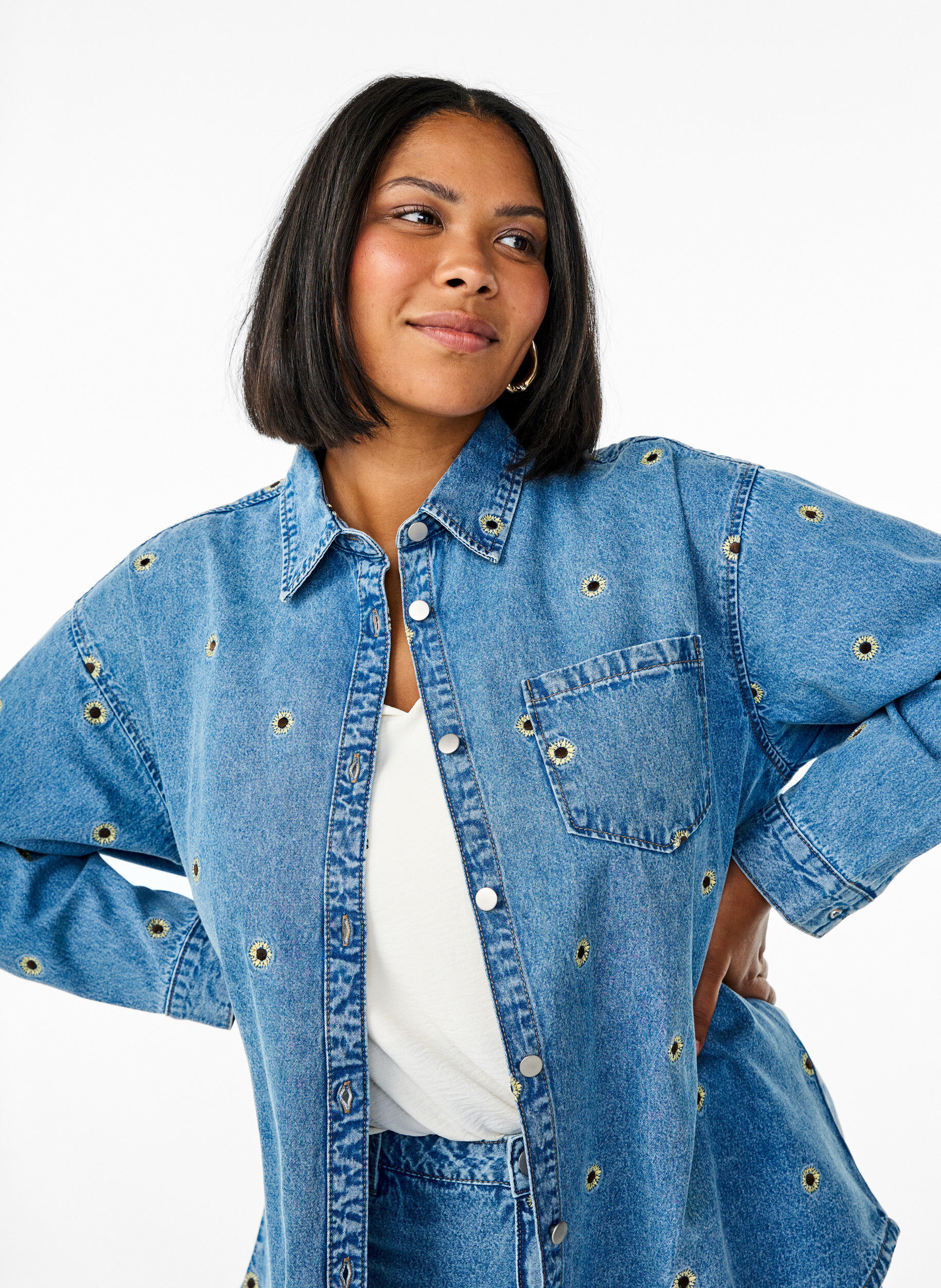 Zizzi Jeanshemd mit aufgestickten Blumen, Blau, Model image number 3