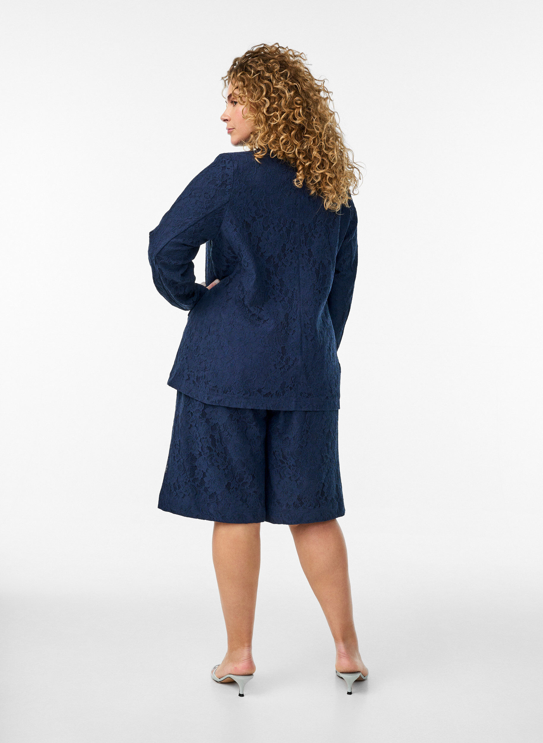 Zizzi Hoch taillierte Bermudashorts aus Spitze, Blau, Model image number 2