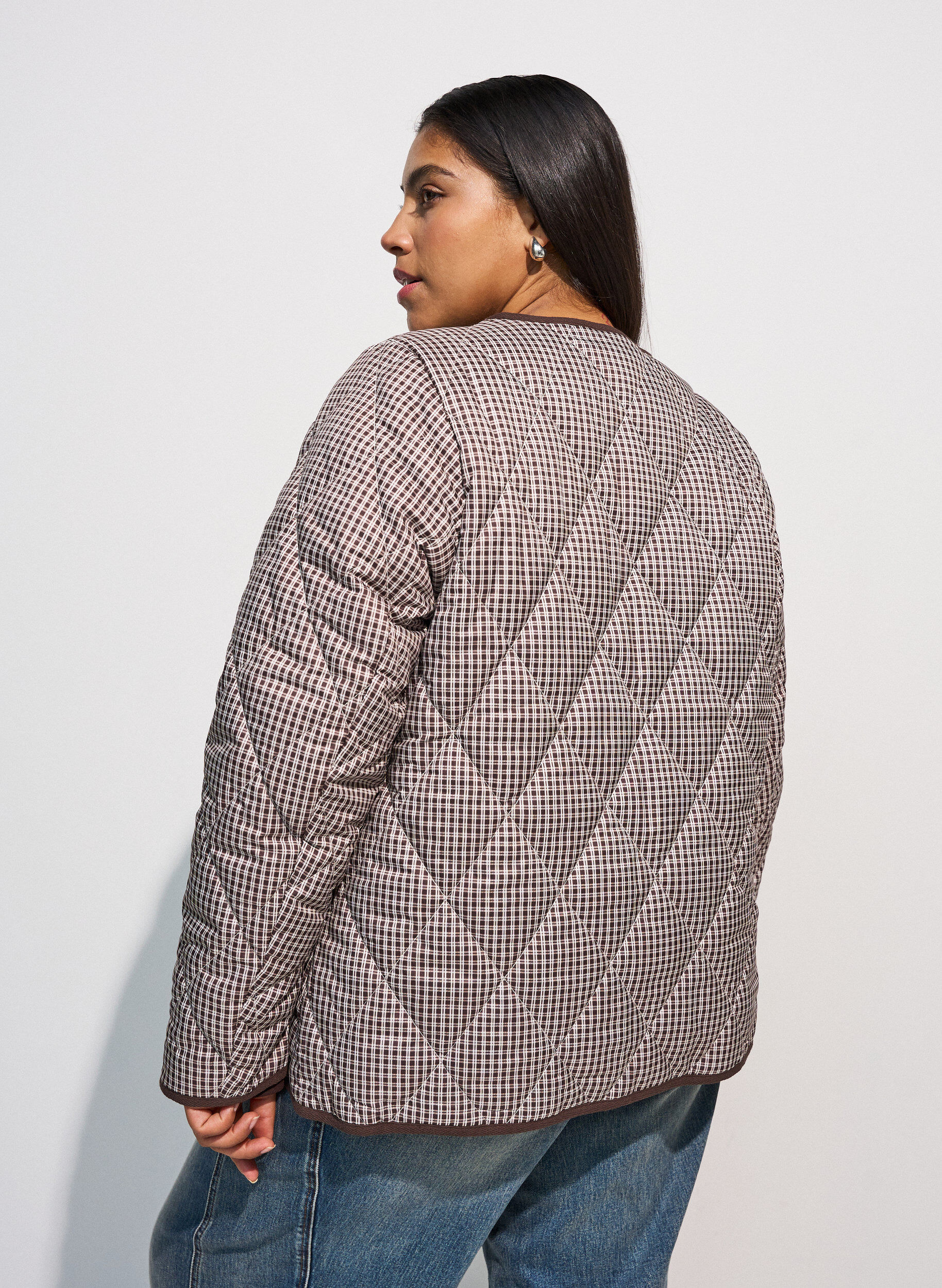 ZizziSteppjacke mit kleinem Karomuster und Kontrastbesatz, Braun, Model image number 2
