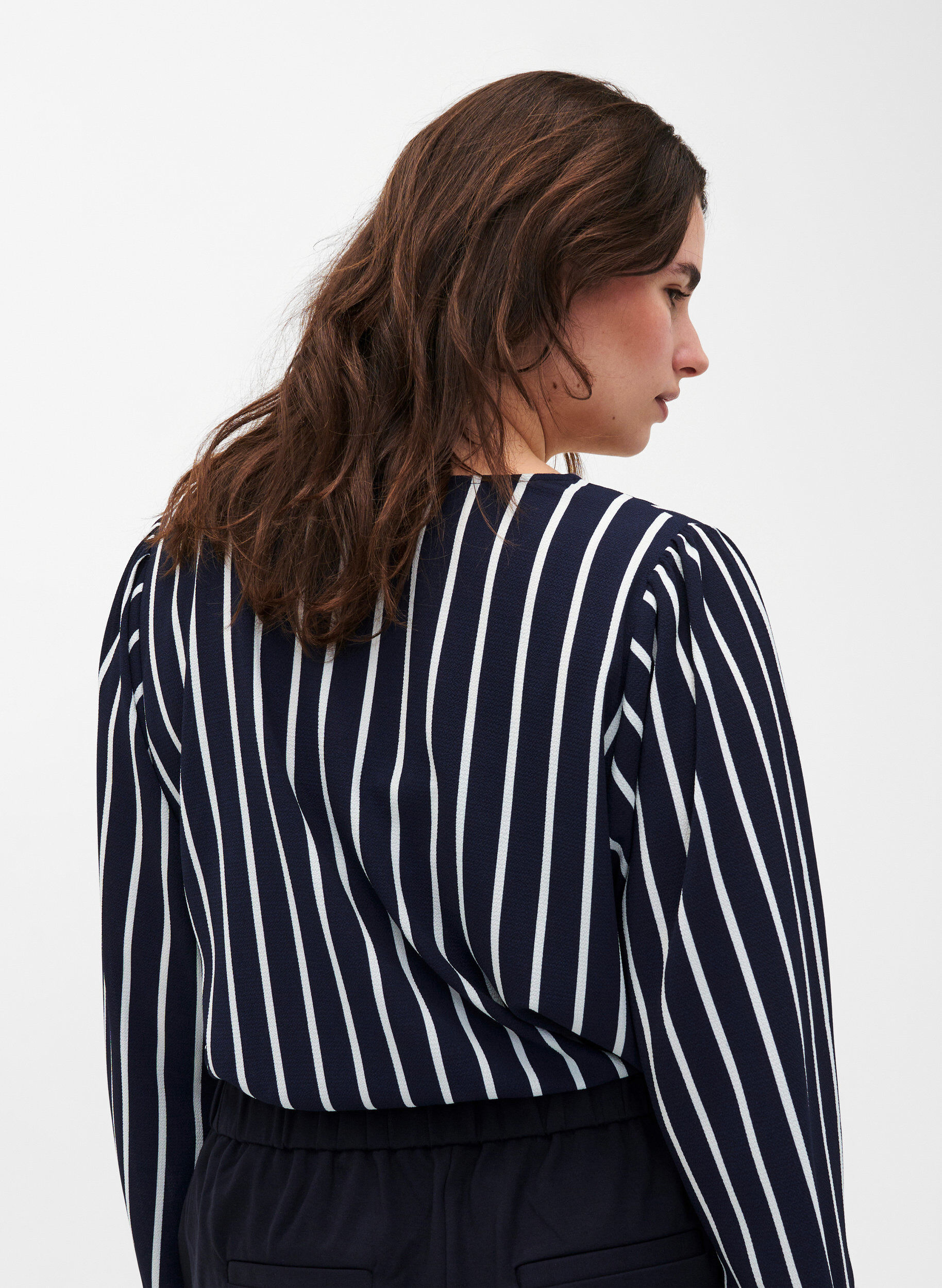 Zizzi Blouse avec col en V et imprim&eacute;, Maritime Blue Stripe, Model image number 1
