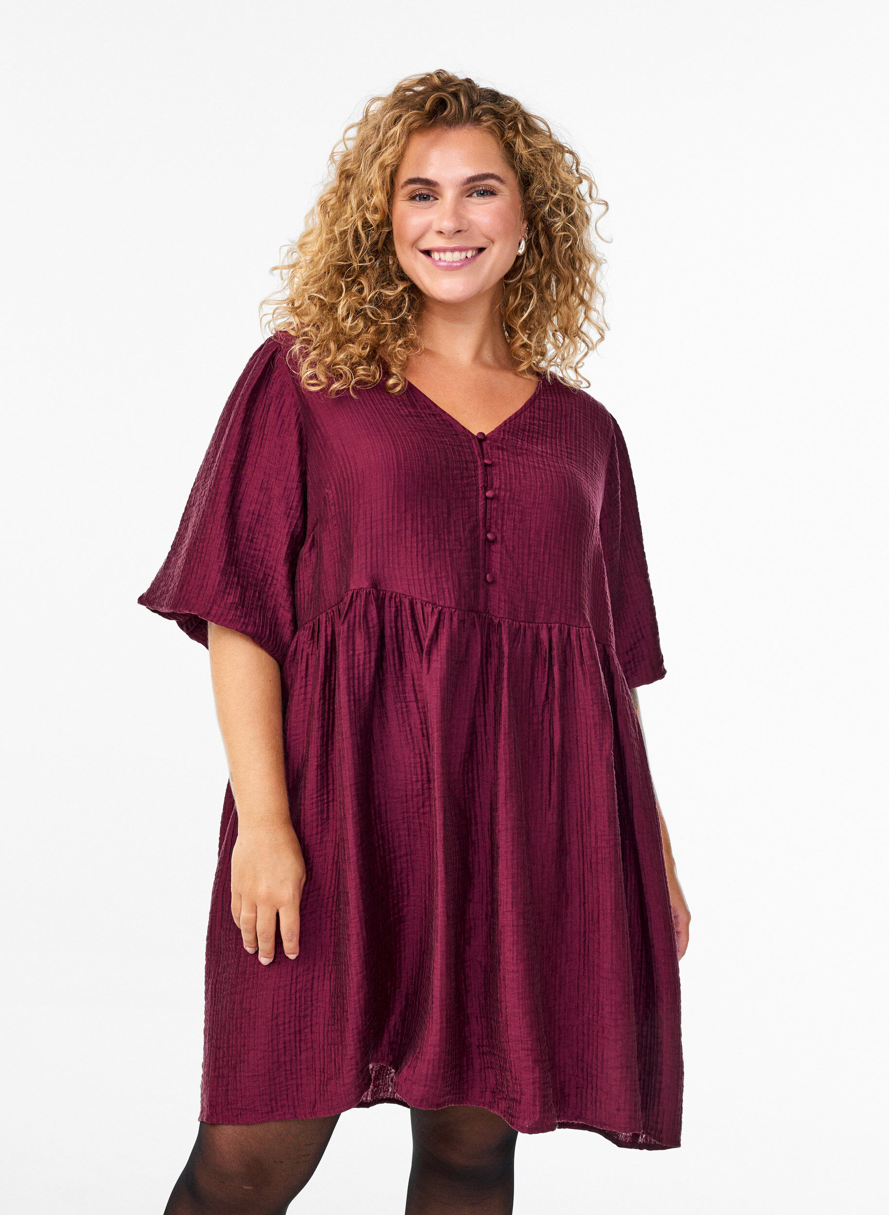 Kurzes Kleid mit Struktur und kurzen Ballon&auml;rmeln, Rot, Model