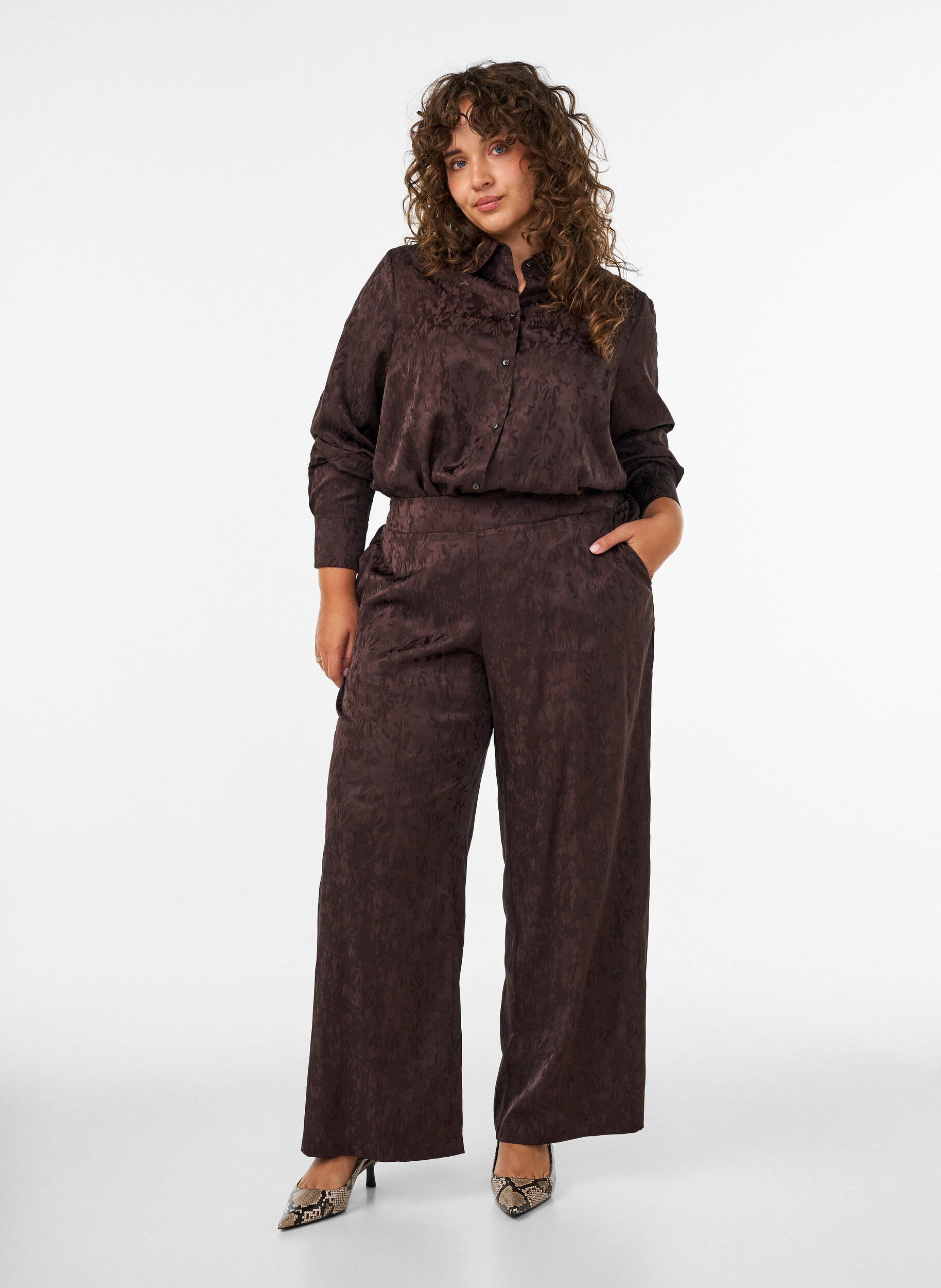 Weite Hose mit Paisleymuster und hoher Taille, Braun, Model