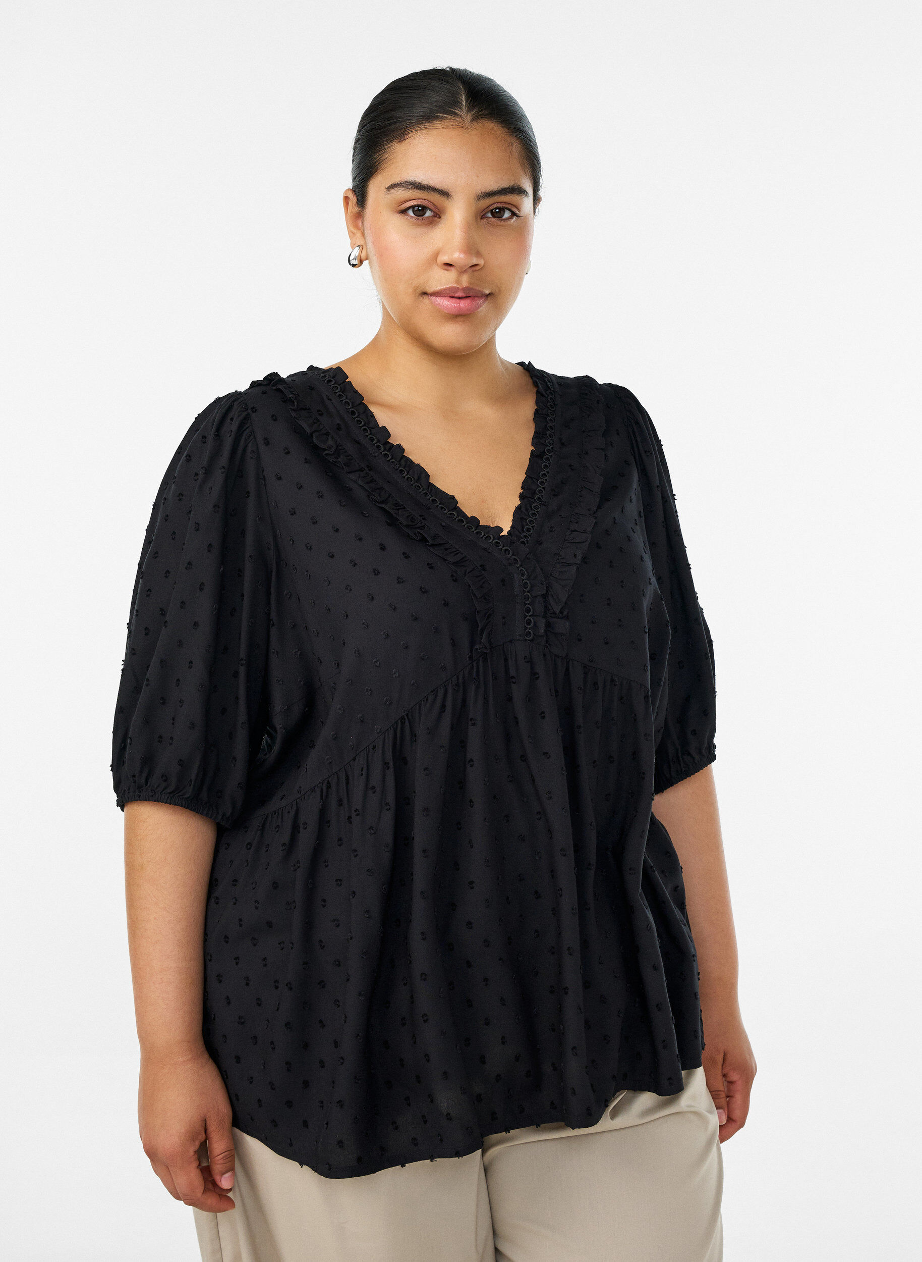Blouse en viscose avec texture &agrave; pois et col V, Noir, Model