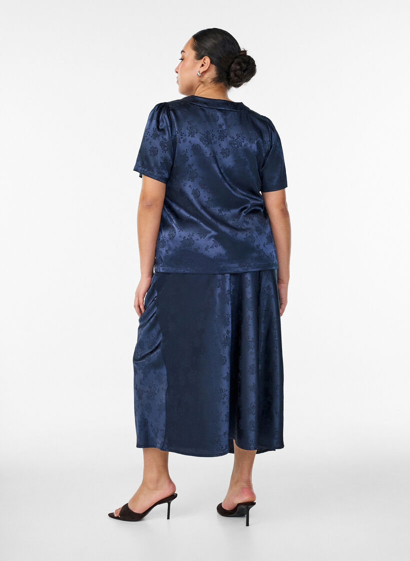 Jupe en satin avec un motif floral ton sur ton, Bleu, Model image number 1