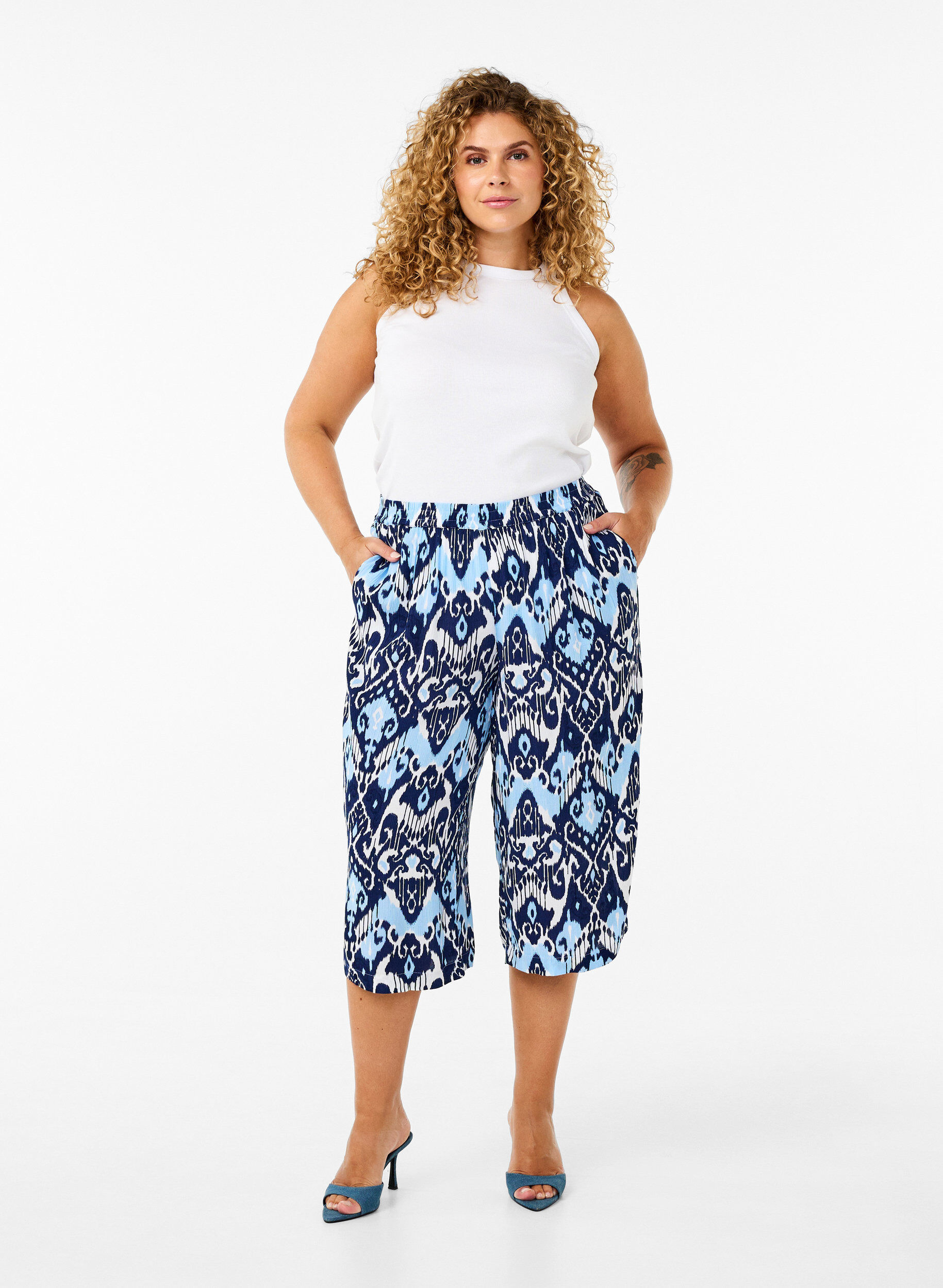 Zizzi Pantalon culotte en viscose avec imprim&eacute;, Blue Ethnic AOP, Model image number 3